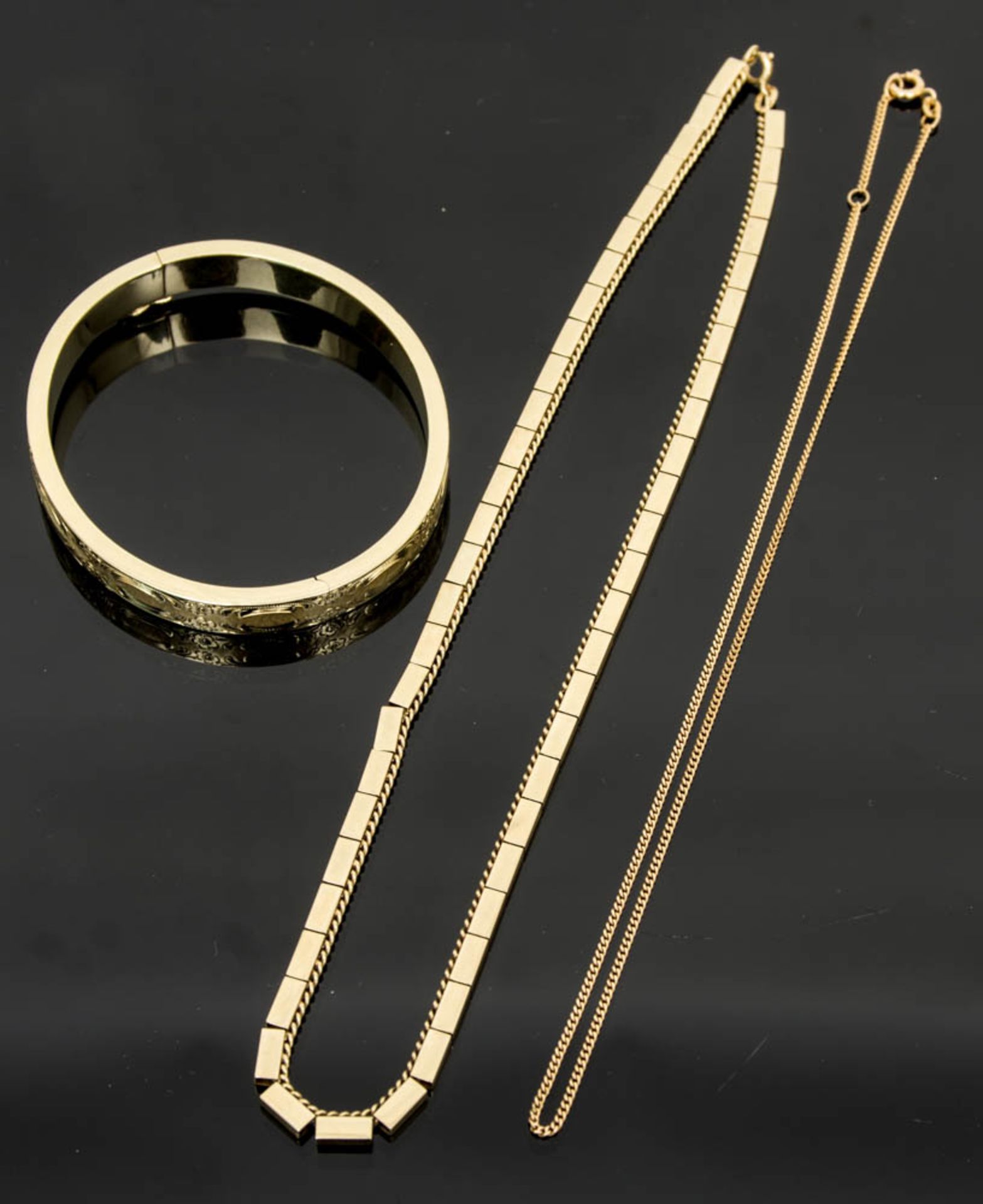 Halsketten und Armreif, 585er Gelbgold.Gewicht Ketten: 21,6 g.Gewicht Armreif: 21,