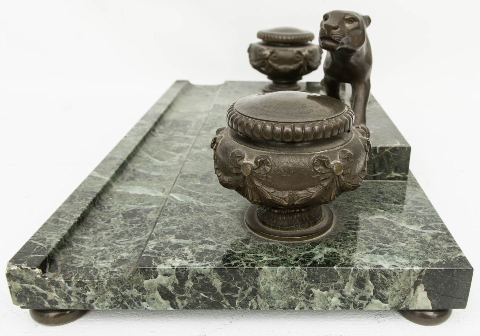 Schreibset aus Marmor mit Bronzeskulptur, grün, 20. Jh.Briefbeschwerer, Tintenfässer - Image 8 of 9
