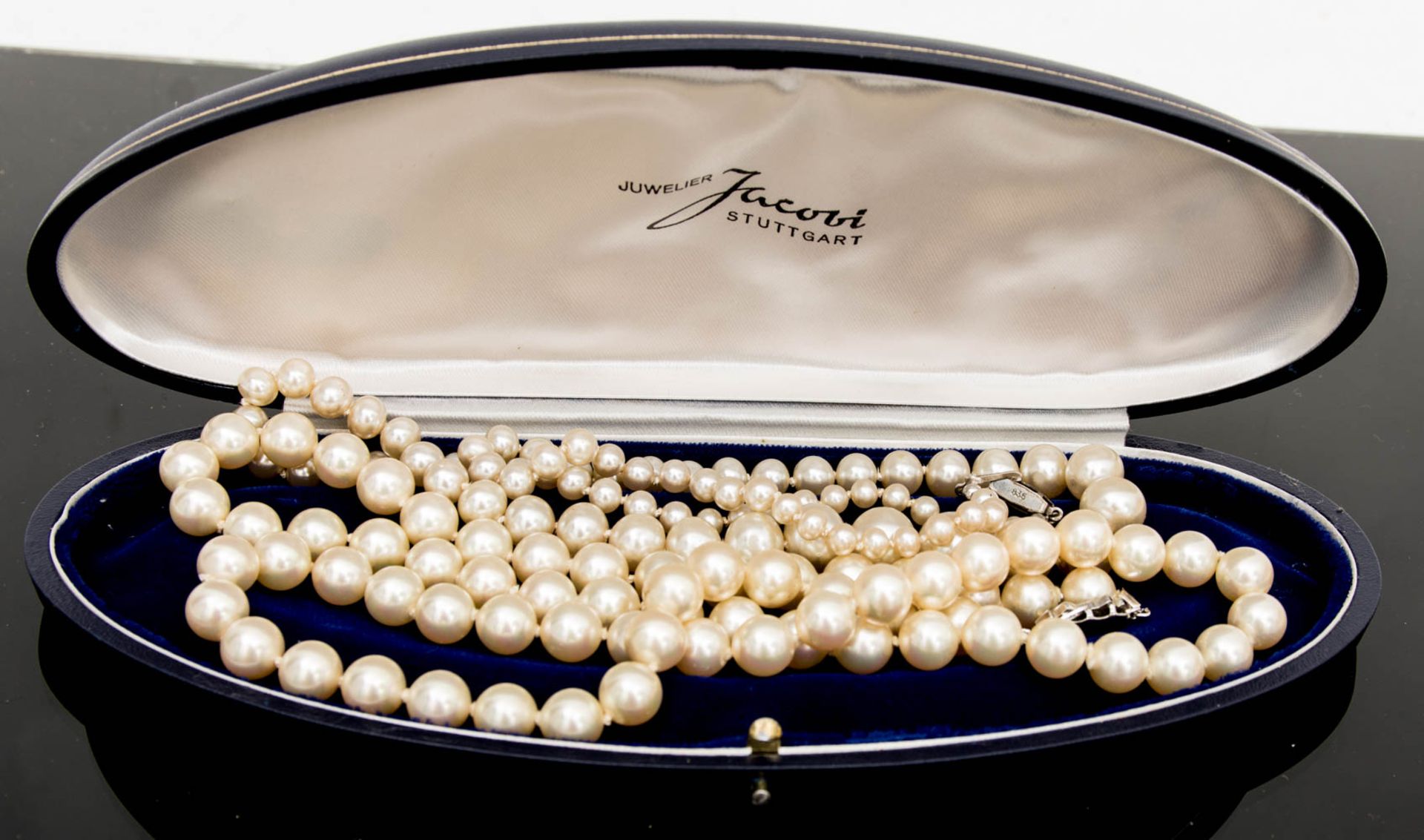 Zwei Perlenketten, Silberverschluss.Zwei Perlenketten.Durchmesser 17,5 cm, mit Sil