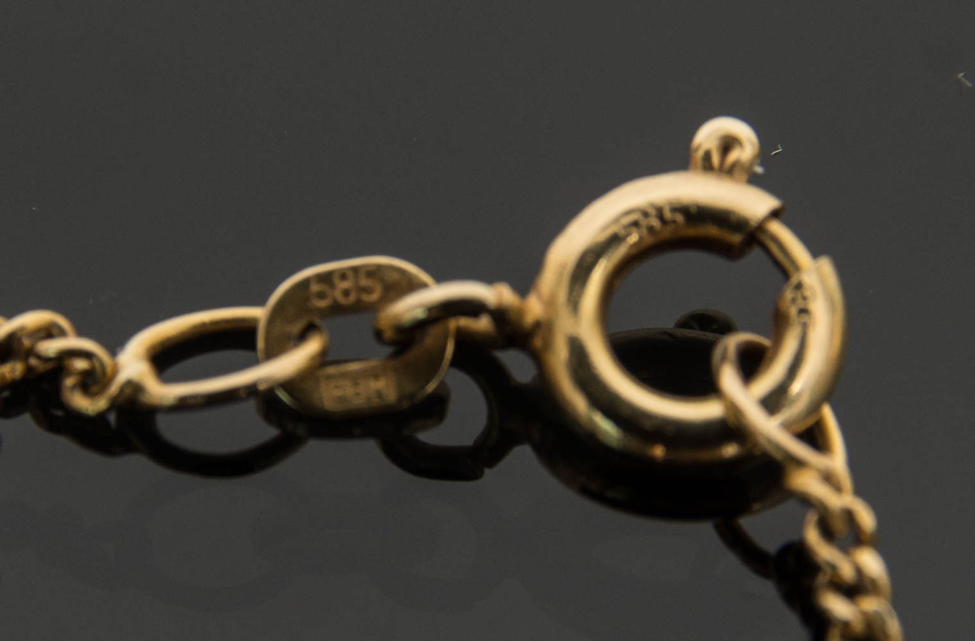 Halsketten und Armreif, 585er Gelbgold.Gewicht Ketten: 21,6 g.Gewicht Armreif: 21, - Bild 8 aus 8