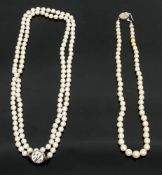 Paar Perlenketten mit 585er Weissgoldschließe.D. 52 und 22 cm.Gesamtgewicht: 79,3