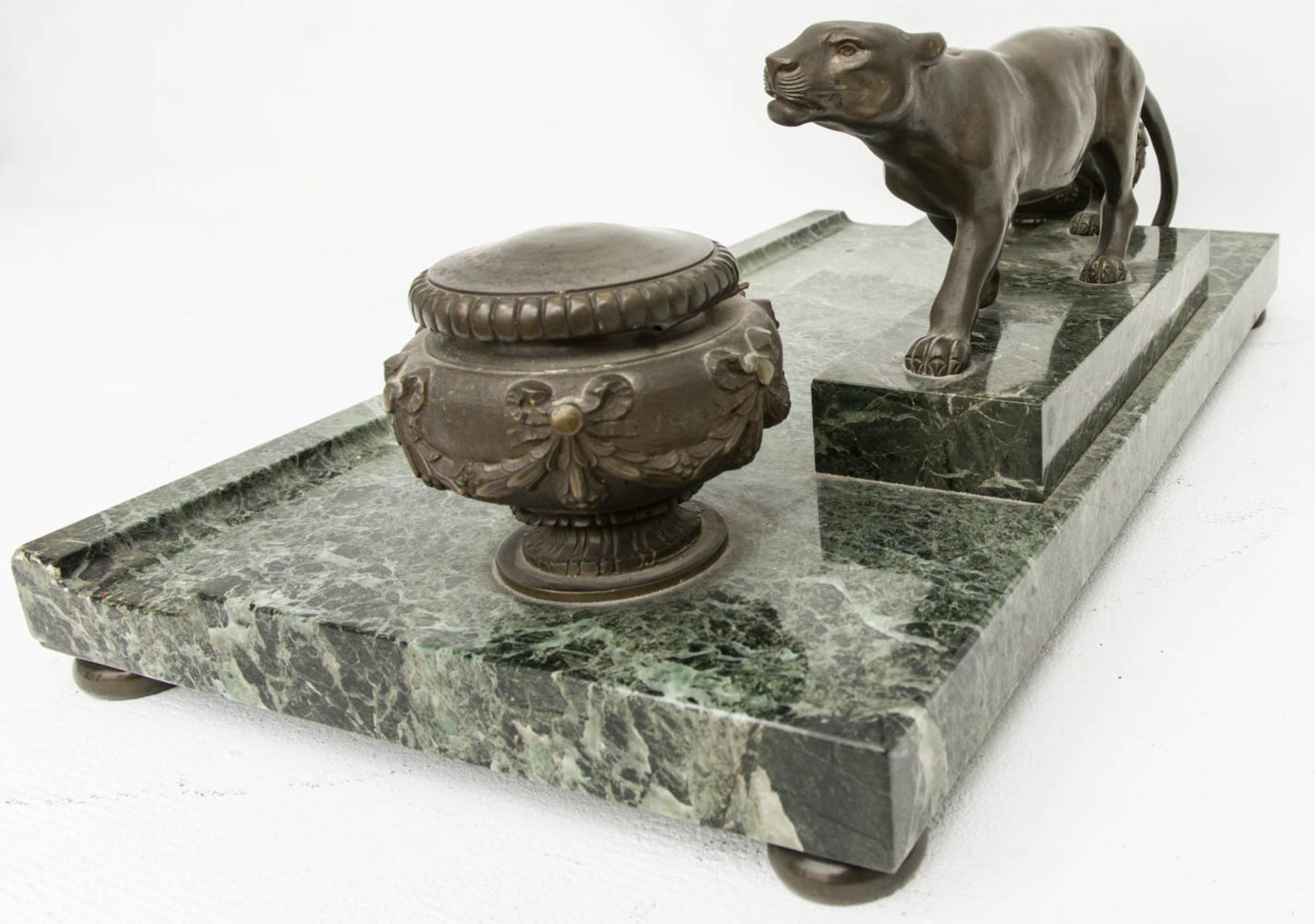Schreibset aus Marmor mit Bronzeskulptur, grün, 20. Jh.Briefbeschwerer, Tintenfässer - Bild 9 aus 9