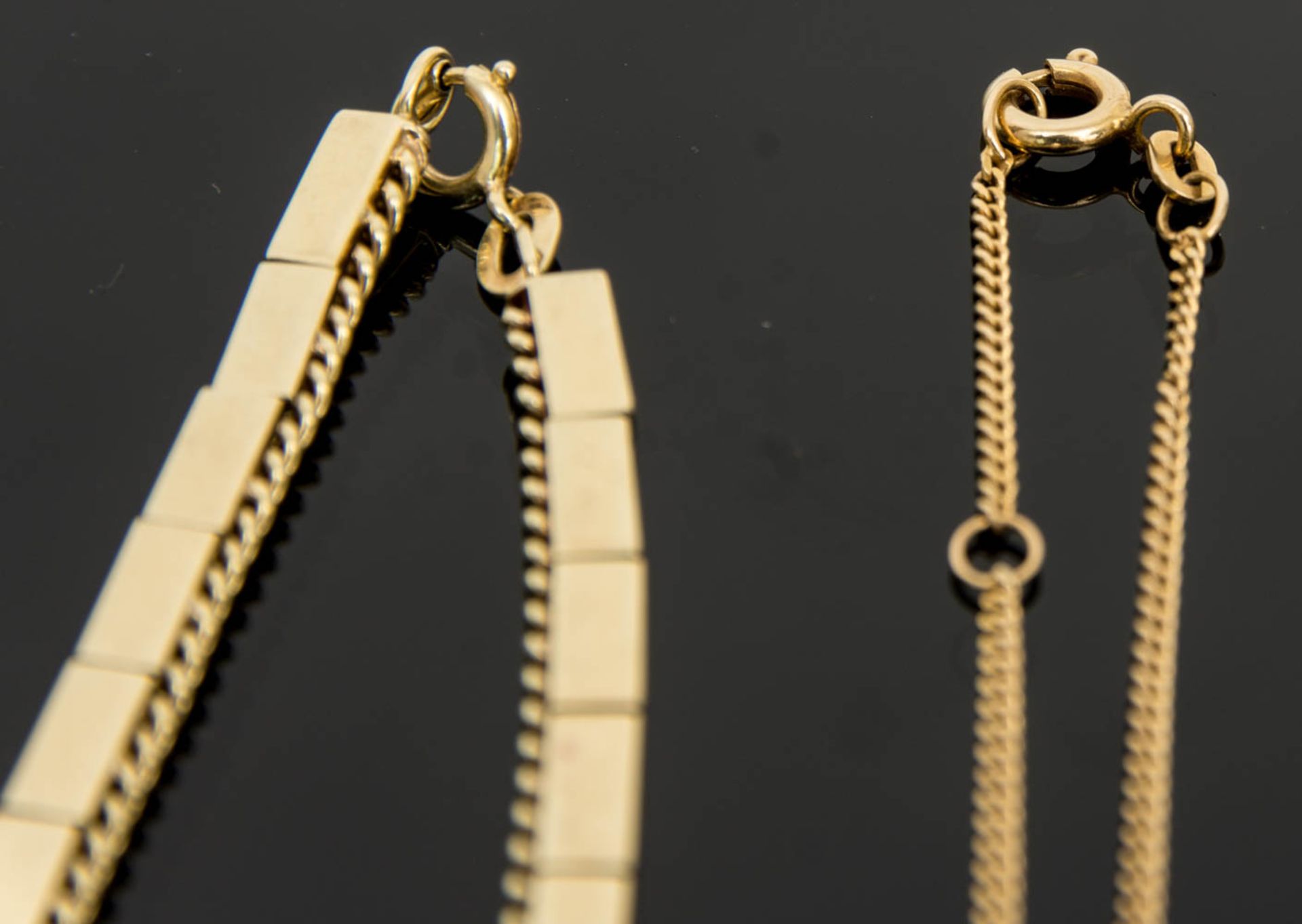 Halsketten und Armreif, 585er Gelbgold.Gewicht Ketten: 21,6 g.Gewicht Armreif: 21, - Bild 4 aus 8