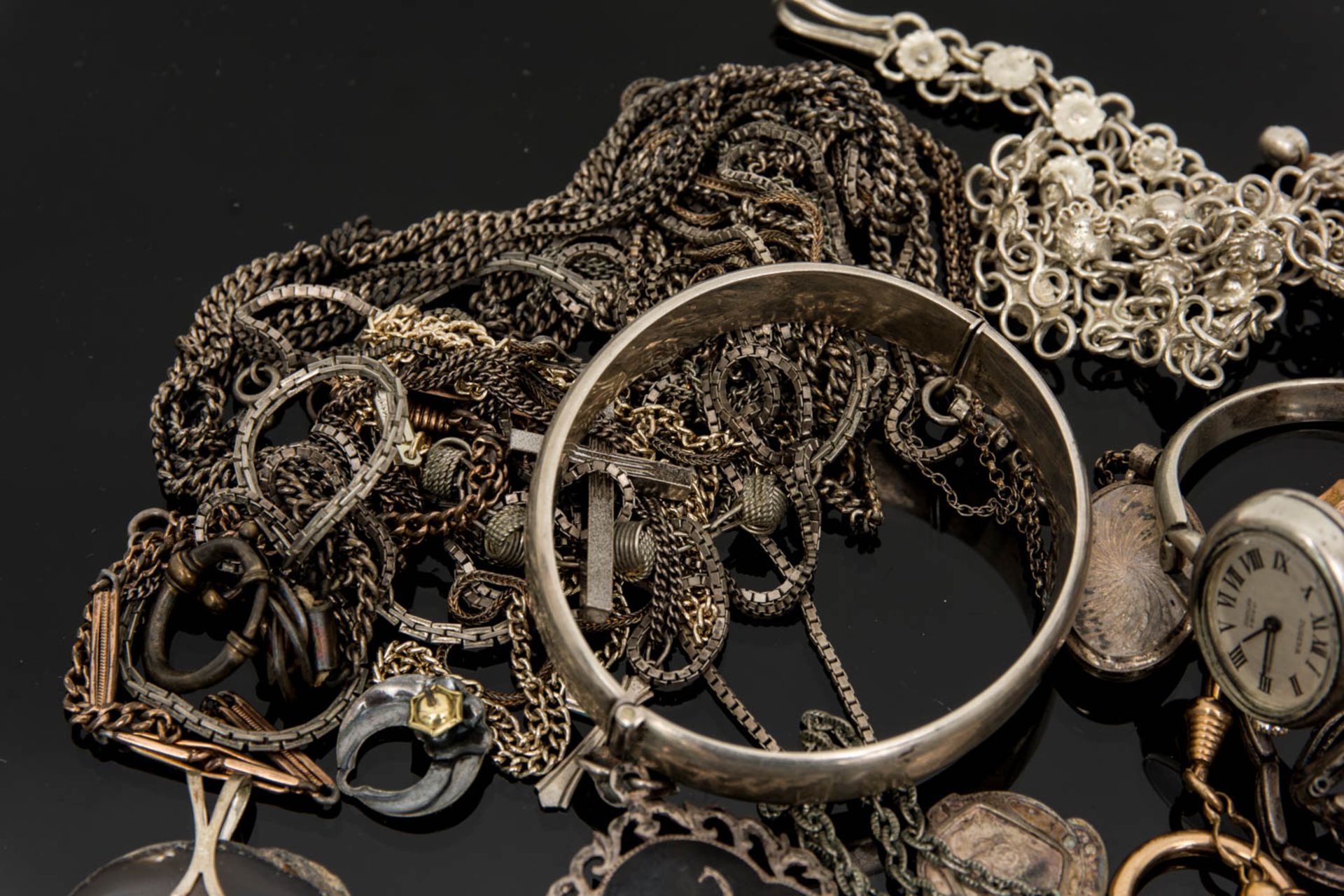 Umfangreiches Modeschmuckkonvolut.Uhrenketten, Armreifen, Orientalischer Halsschmuck u - Image 2 of 7