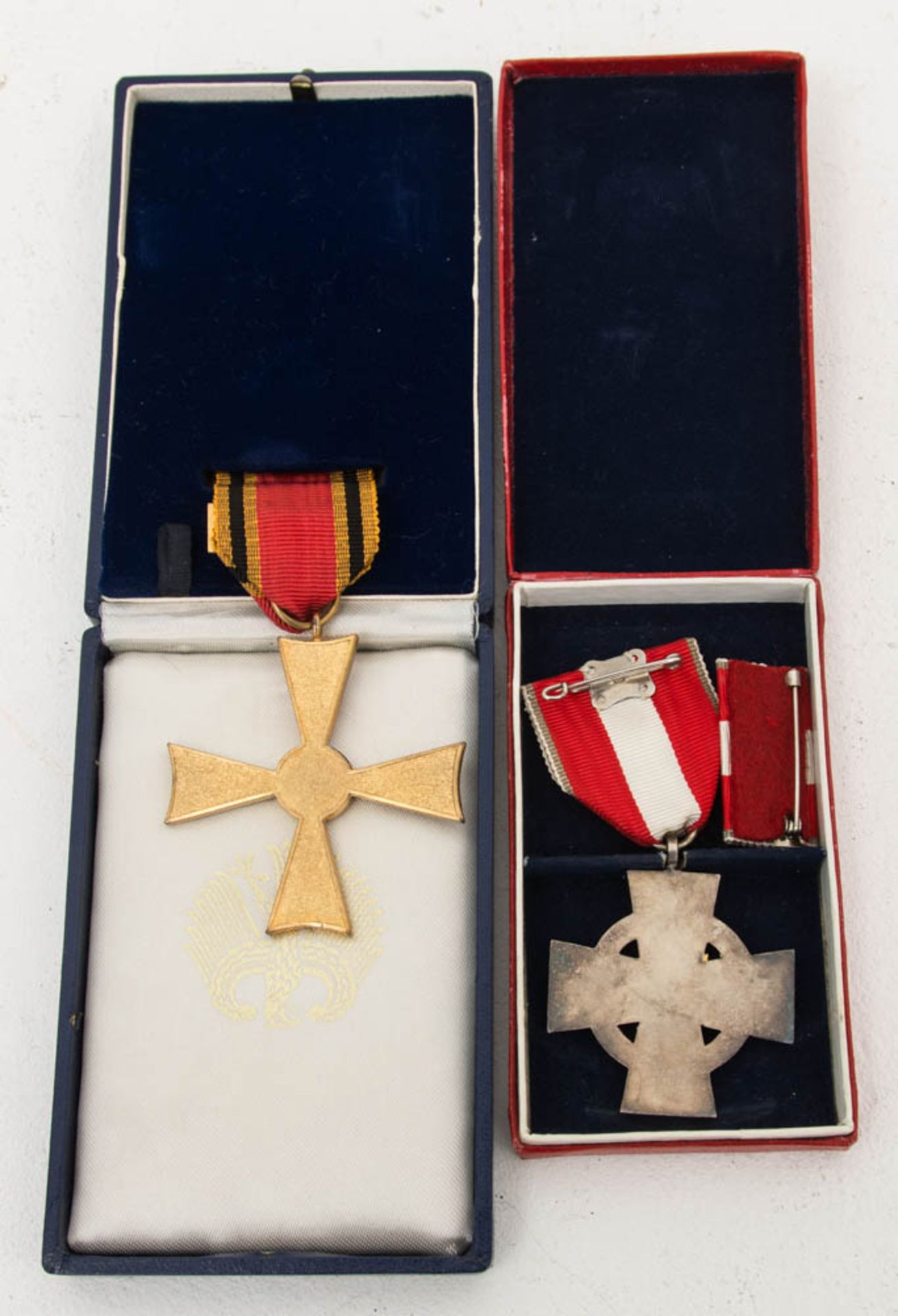 Bundesverdienstkreuz und Verdienstkreuz im Feuerschutz.Beide mit Band und original Sch - Bild 2 aus 4