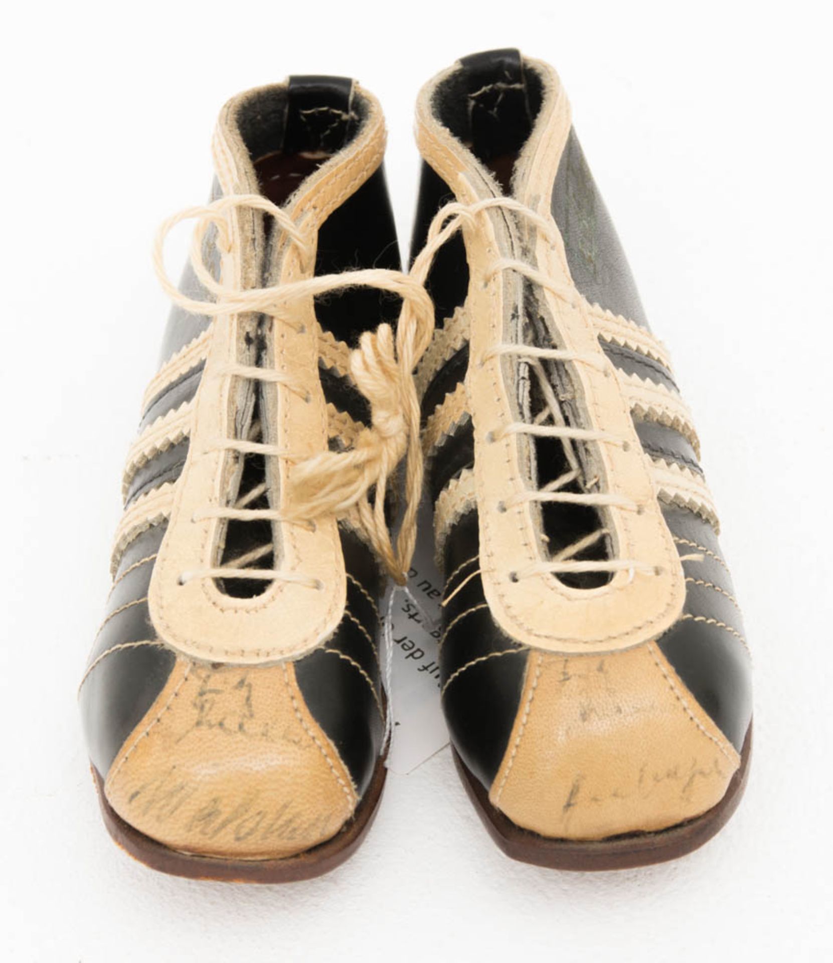 Adidas Minis, WM 1954 oder 1958.Auf der Unterseite signiert mit Spielern des VFB-Stutt