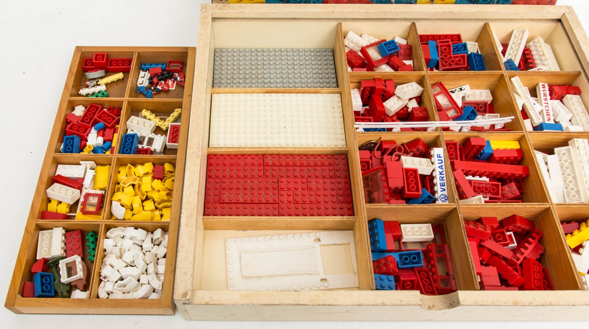 Lego System Kiste aus Holz, mit Legobausteinen, Mitte 20. Jh.Holzkiste mit Sortierfäch - Image 3 of 4