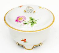 Meissen Porzellan runde Deckeldose mit Blumendekor, zweite Wahl.Blumendekor mit Goldst