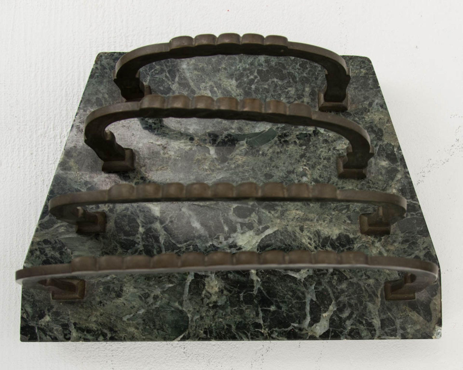 Schreibset aus Marmor mit Bronzeskulptur, grün, 20. Jh.Briefbeschwerer, Tintenfässer - Image 3 of 9