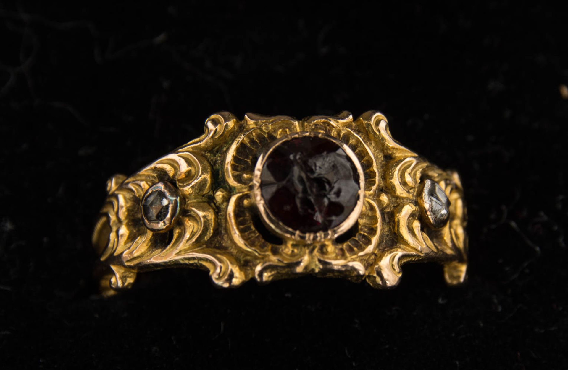Antiker Ring mit Rhodolit und Brillantsplitter.Gesamtgewicht: 4,1g.750er Gelbgold.