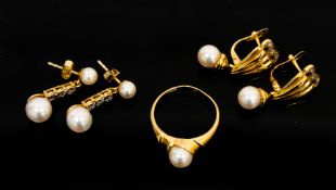 Zwei Paar Ohrringe und Ring mit Perlenbesatz, 750er und 585er Gelbgold.Längs kannelie