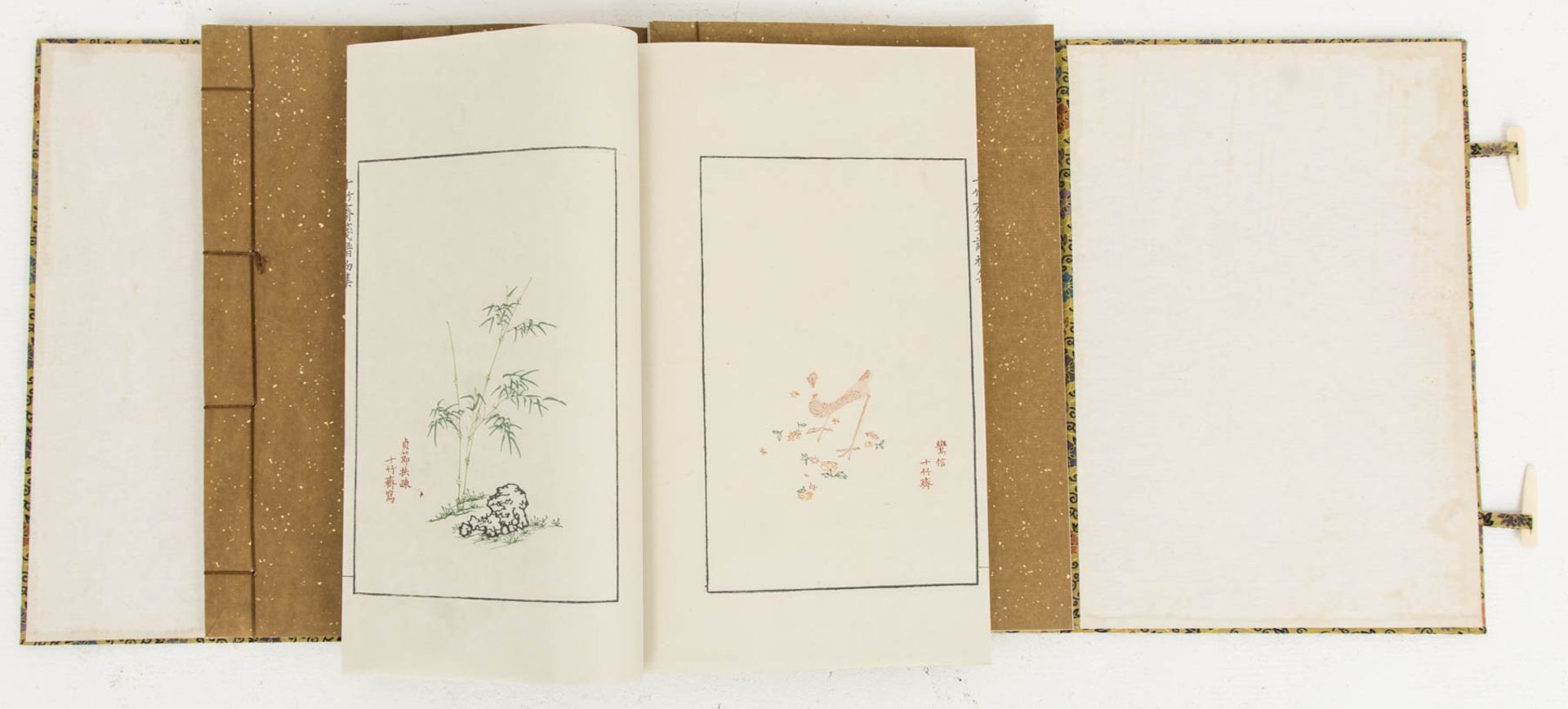 Vier Bände mit handkolorierten Holzschnitten, Japan 1952.Vier gebundene Bildbände mi - Bild 8 aus 11