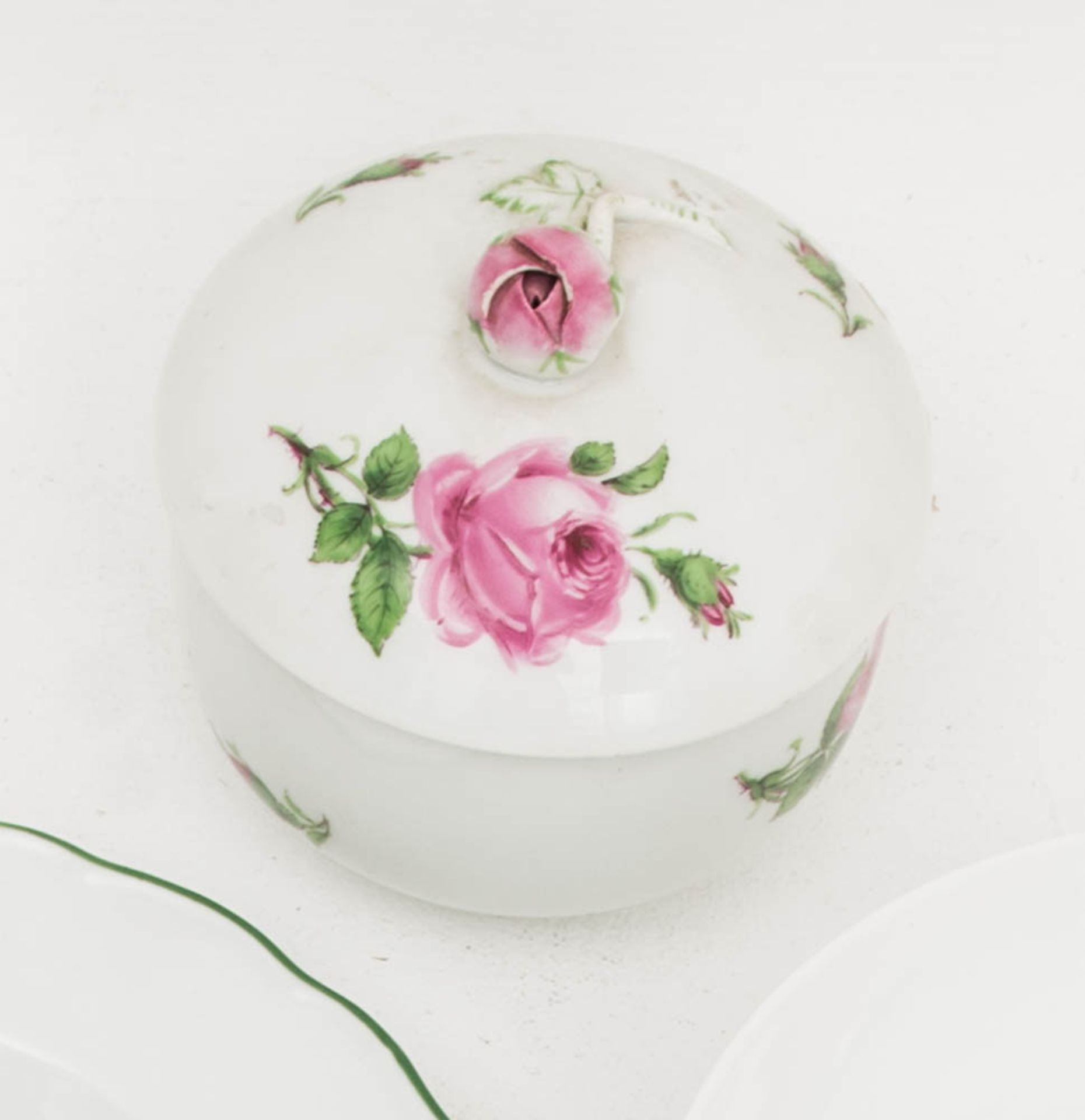 Meissner Porzellan im rosa Rosen Decor, 2. Wahl.Vier Teetassen mit teils kleineren Bes - Bild 3 aus 6