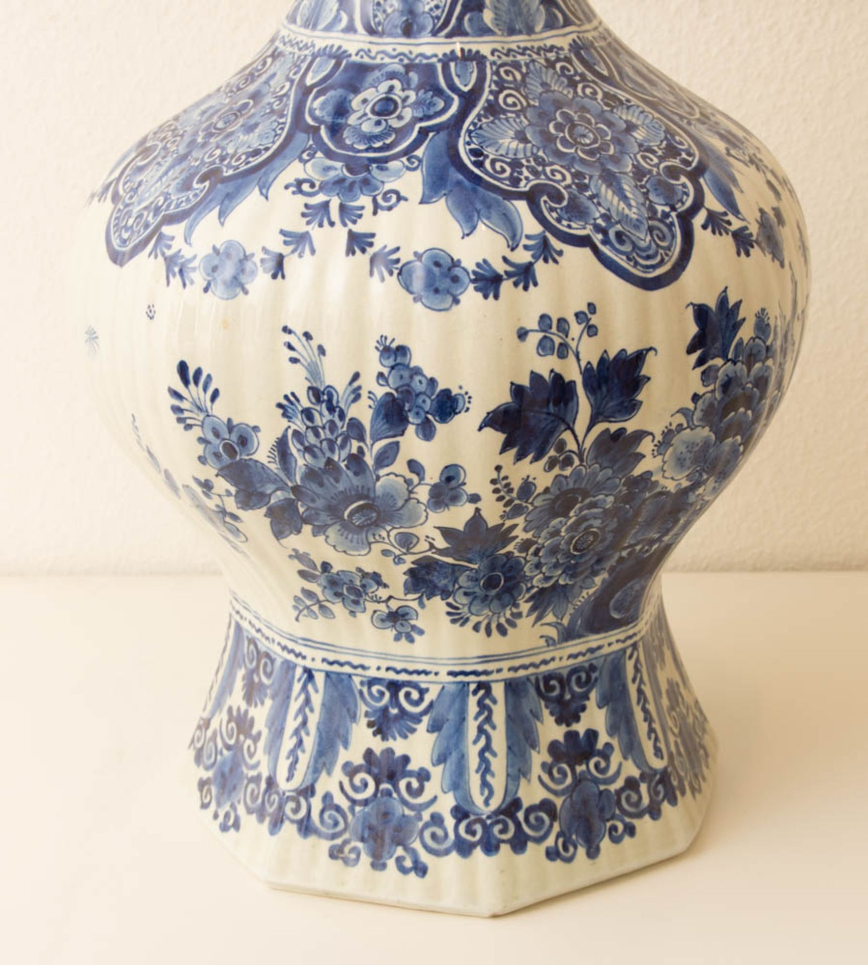 Delfter Manufaktur, Bodenvase.Kobaltblaues Blumendekor. Leichtes Krakelée an der Vase - Bild 2 aus 4