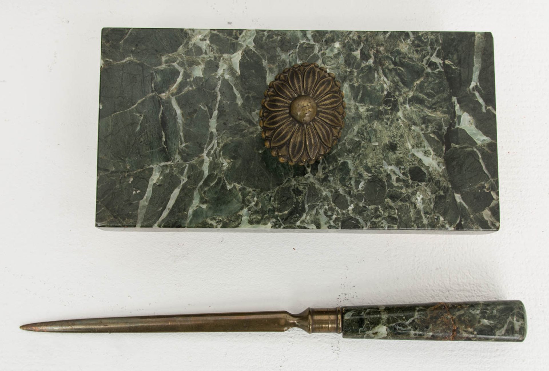 Schreibset aus Marmor mit Bronzeskulptur, grün, 20. Jh.Briefbeschwerer, Tintenfässer - Bild 2 aus 9