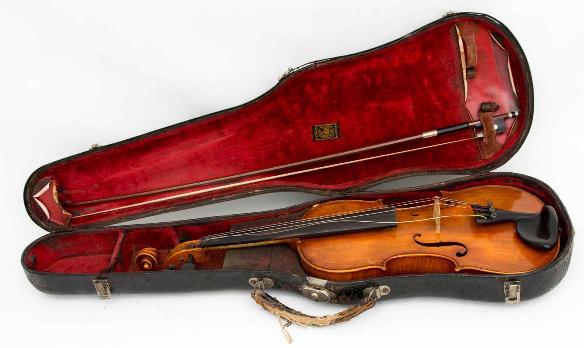 Böhmische 4/4 Geige mit Bogen.In altem Kasten vorhanden, Etikett innen beschriftet: T