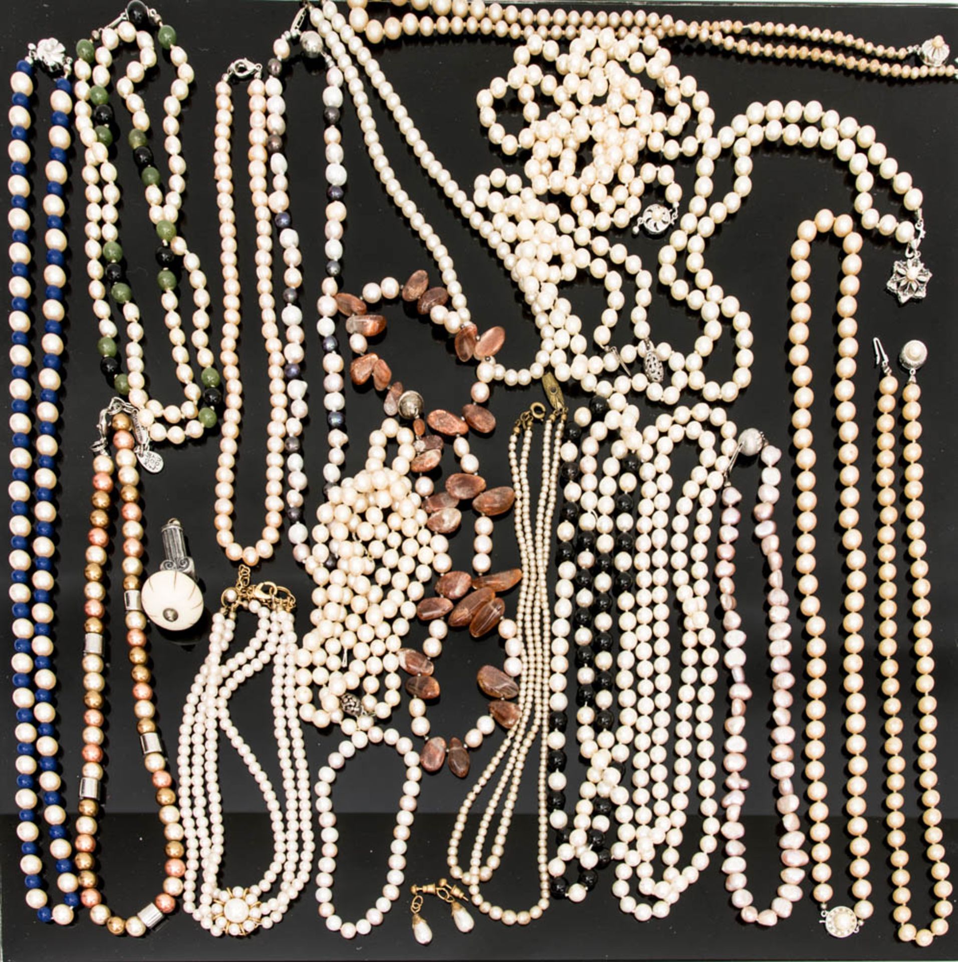 Große Konvolut von Perlenketten.Teils mit schönen Silberschließen u.a.