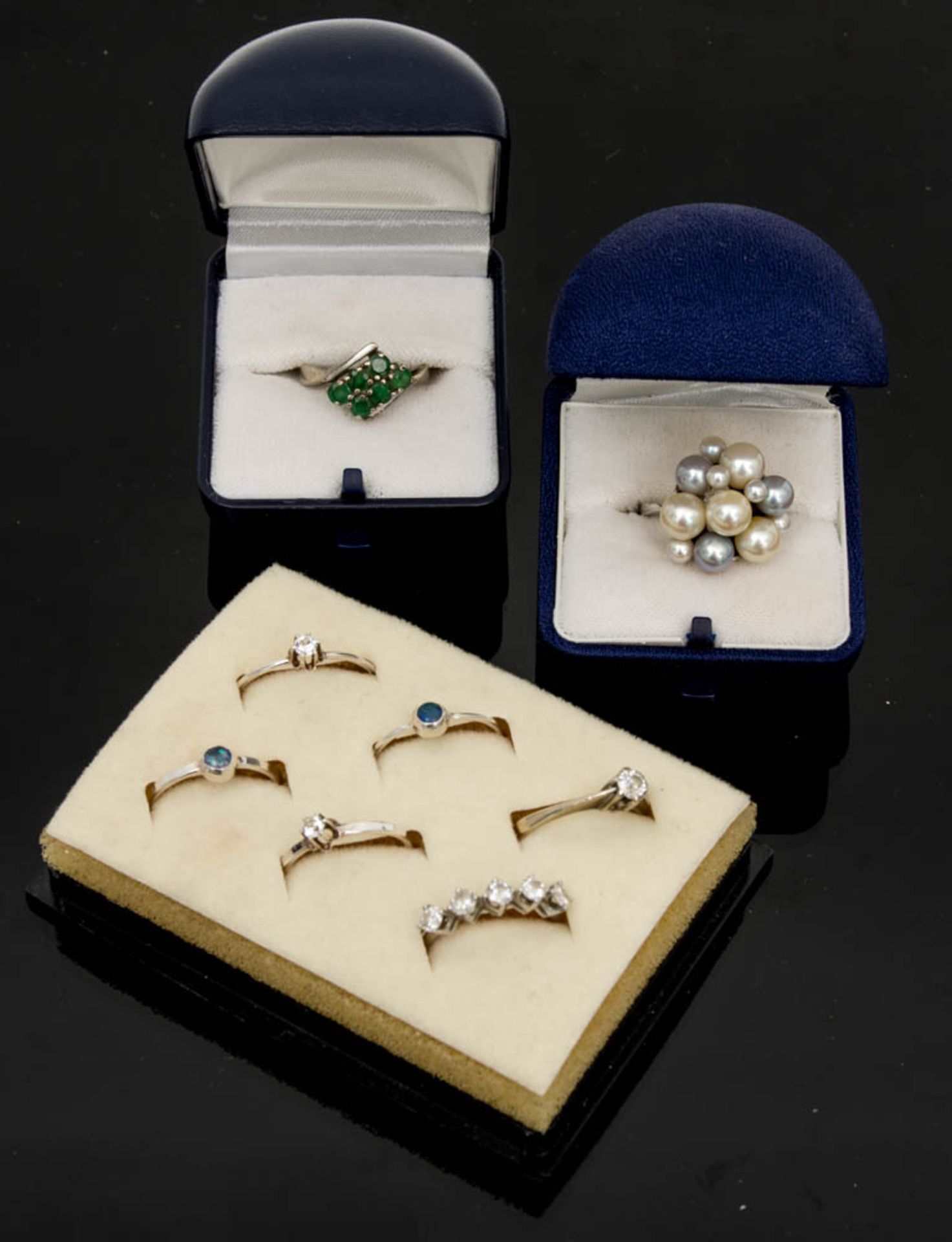 Acht Damenringe mit Perlen und Steinen, 585er Weissgold und Silber.Weissgoldring mit g