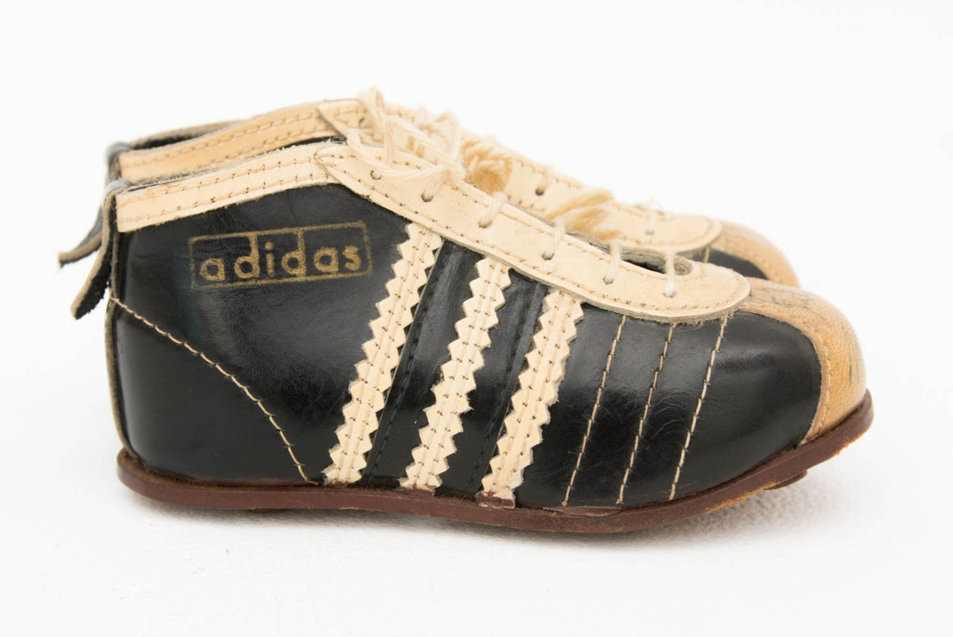 Adidas Minis, WM 1954 oder 1958.Auf der Unterseite signiert mit Spielern des VFB-Stutt - Image 2 of 4