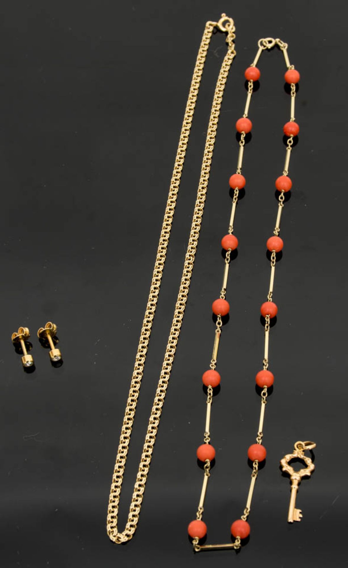 Zwei Halsketten und ein Anhänger, 585er Gelbgold.Halskette mit Korallenperlen, 585er