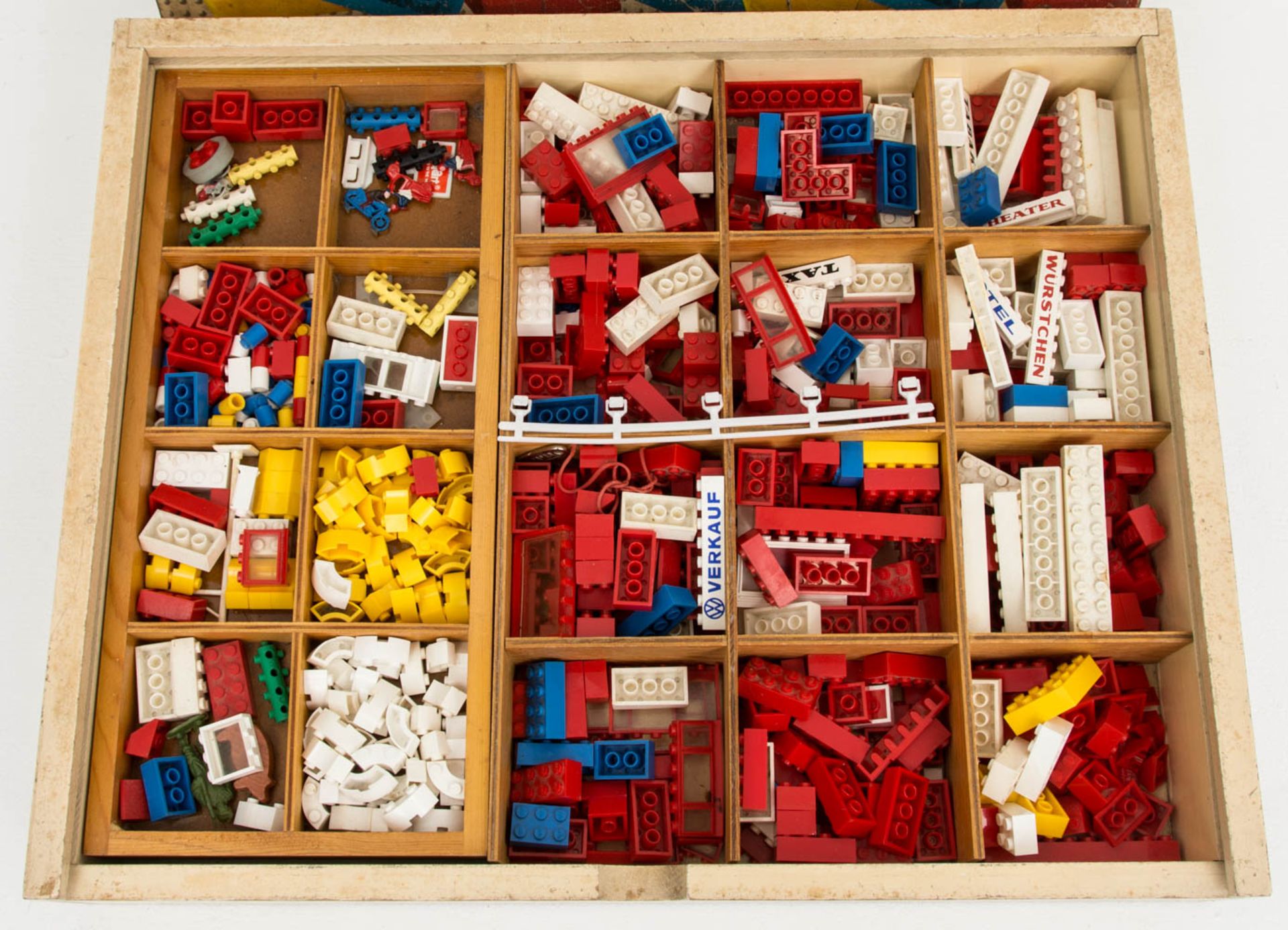 Lego System Kiste aus Holz, mit Legobausteinen, Mitte 20. Jh.Holzkiste mit Sortierfäch - Image 2 of 4