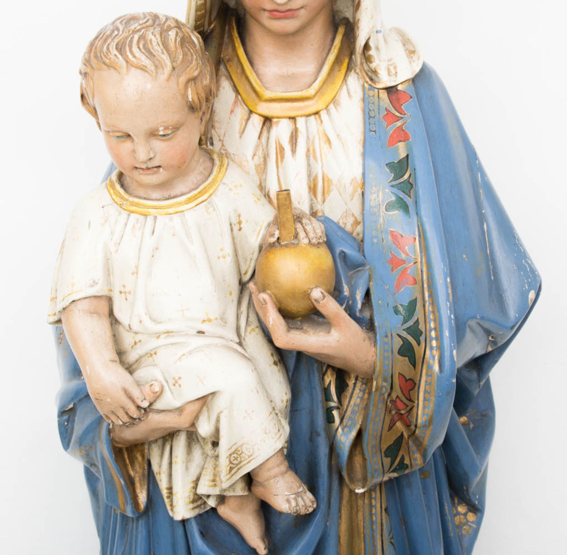 Madonna mit Kind, Massivholz 20. Jh.Leichte Abplatzungen und Beschädigungen. (959)<br - Bild 3 aus 8