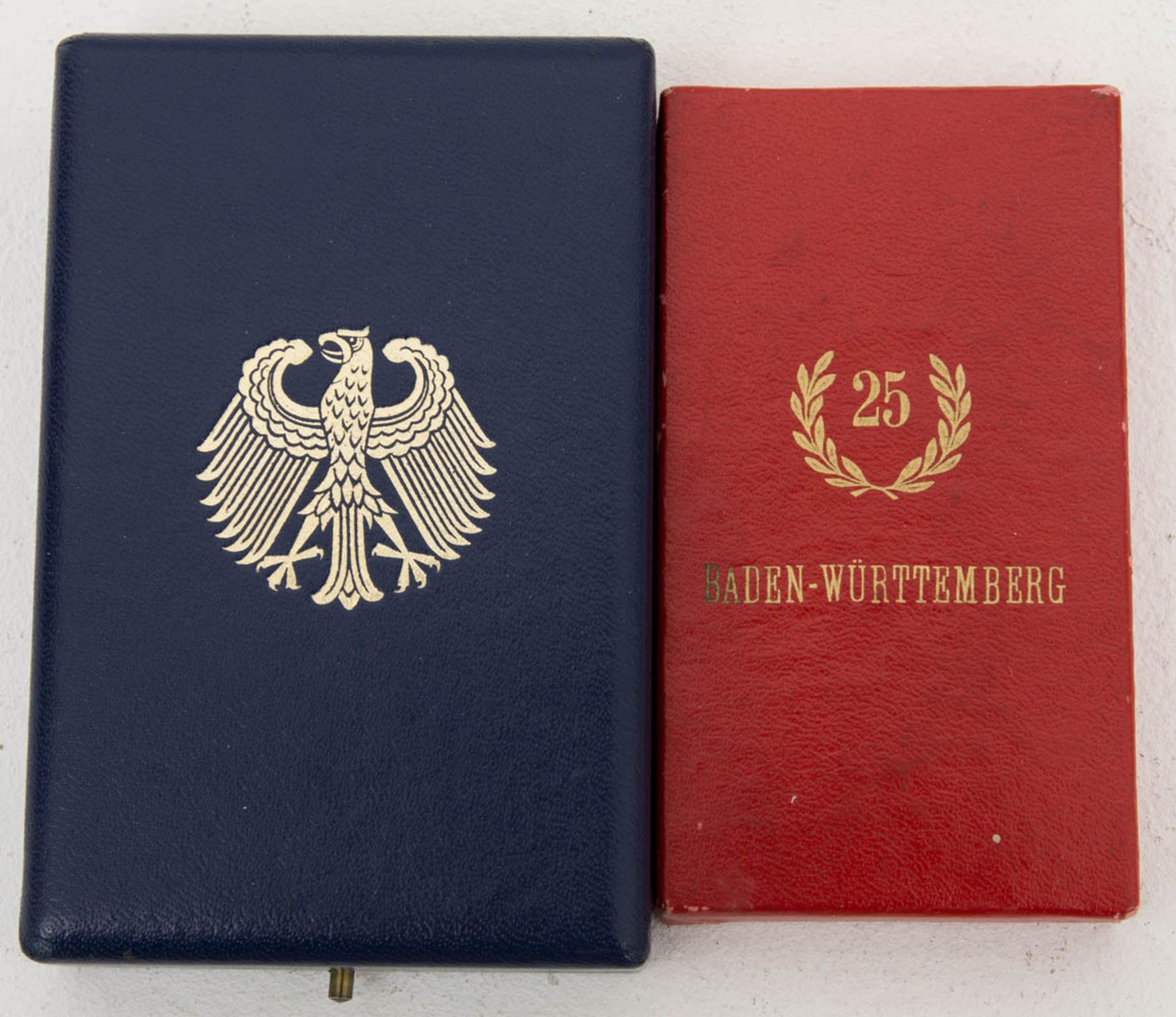 Bundesverdienstkreuz und Verdienstkreuz im Feuerschutz.Beide mit Band und original Sch - Bild 4 aus 4