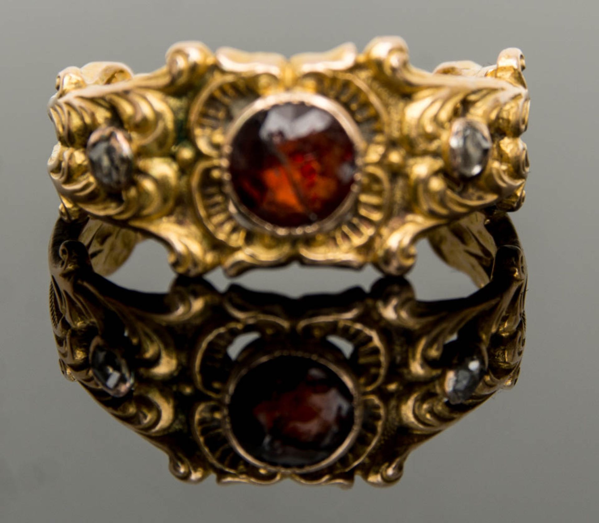 Antiker Ring mit Rhodolit und Brillantsplitter.Gesamtgewicht: 4,1g.750er Gelbgold. - Image 2 of 3