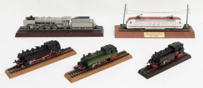 Märklin Loks auf Austellungspodesten.Dampflokomotive 86578Dampflok T5 1205Mä