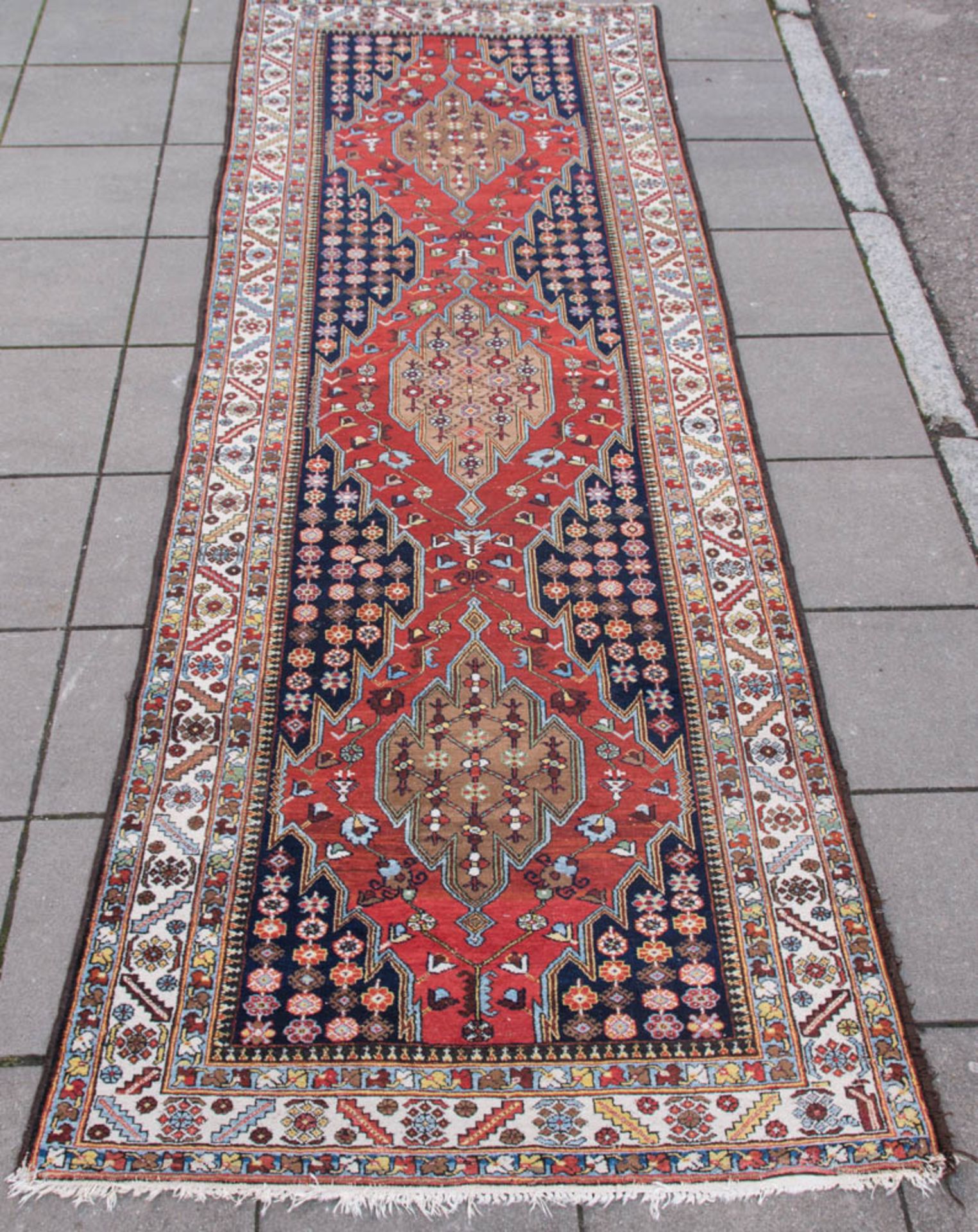 Läufer Teppich, Baumwolle.Ornamenrale und florale Muster.420 x 150 cm.