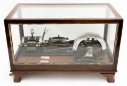 Modell Dampfmaschine in Holzkasten mit Glasscheiben.Kleine Modell-Dampfmaschine in Hol