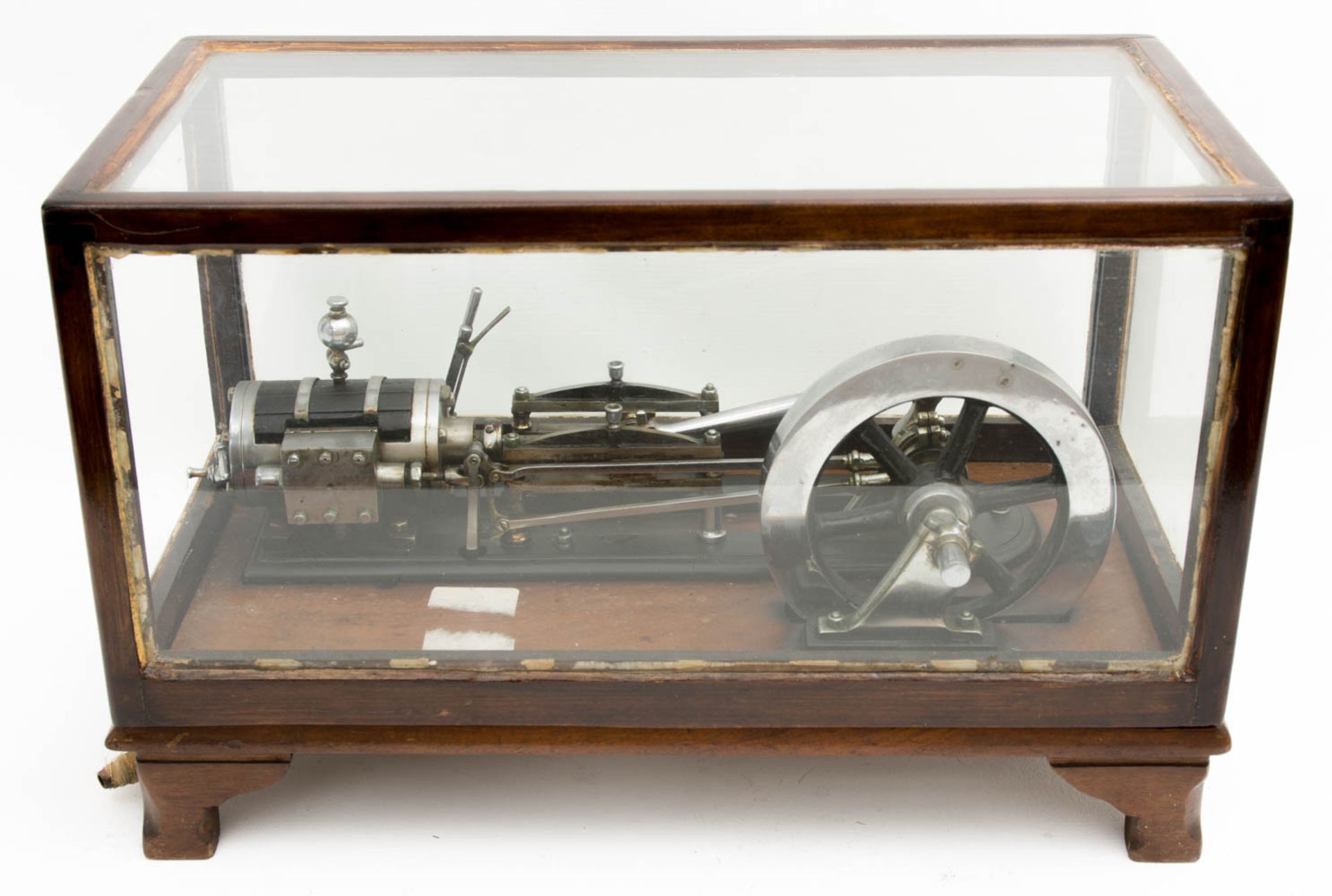 Modell Dampfmaschine in Holzkasten mit Glasscheiben.Kleine Modell-Dampfmaschine in Hol