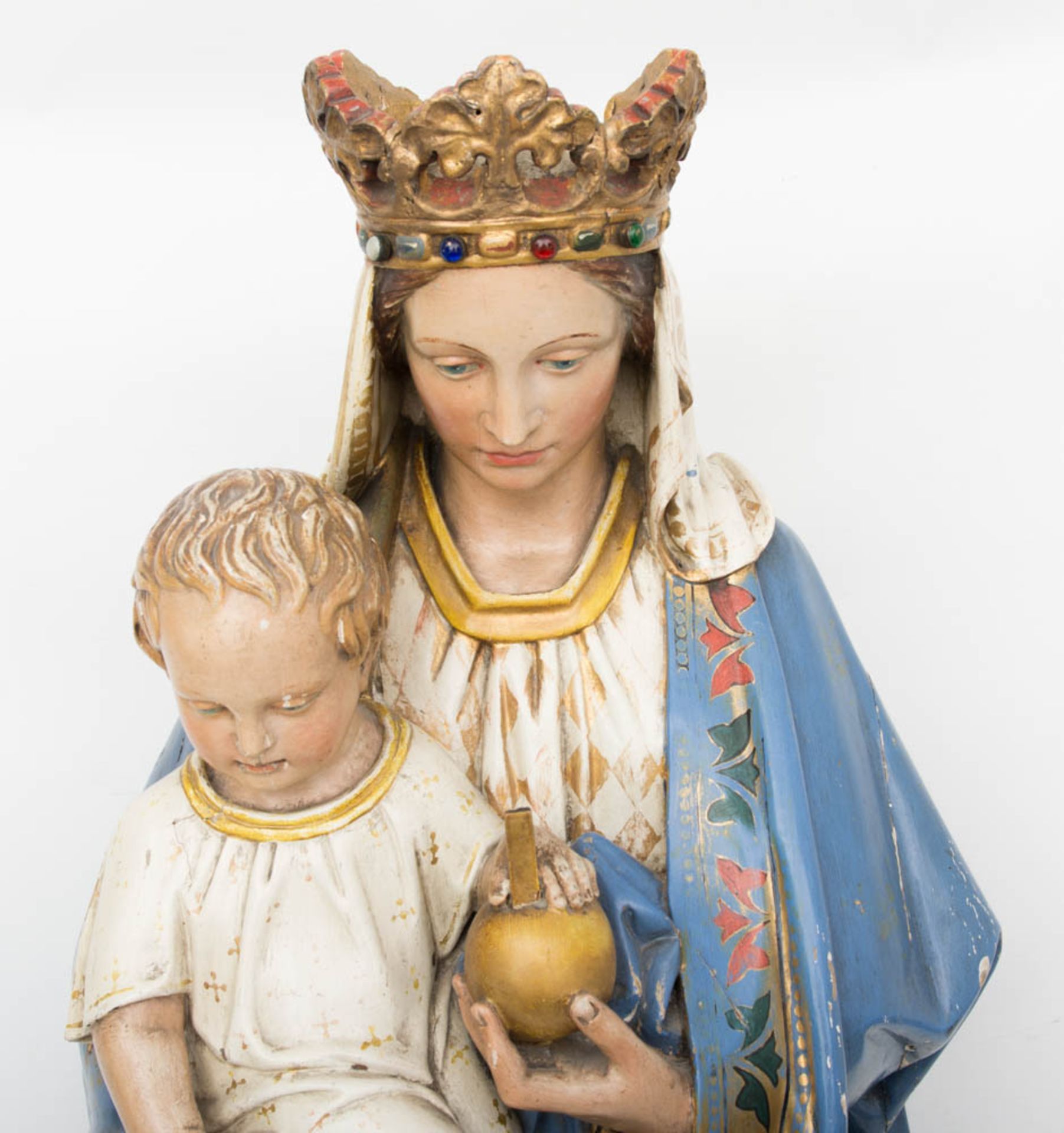 Madonna mit Kind, Massivholz 20. Jh.Leichte Abplatzungen und Beschädigungen. (959)<br - Bild 2 aus 8