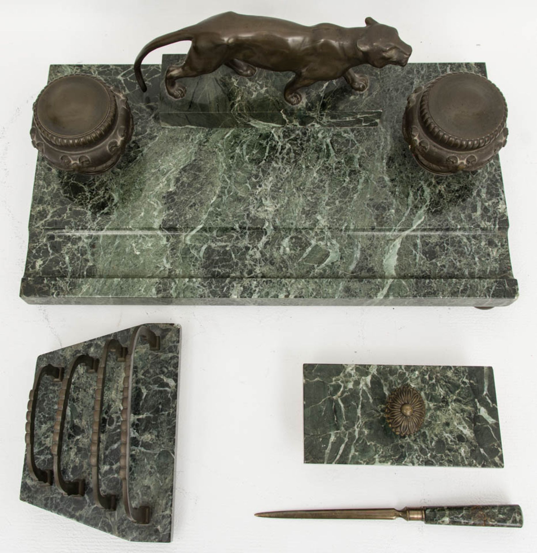 Schreibset aus Marmor mit Bronzeskulptur, grün, 20. Jh.Briefbeschwerer, Tintenfässer
