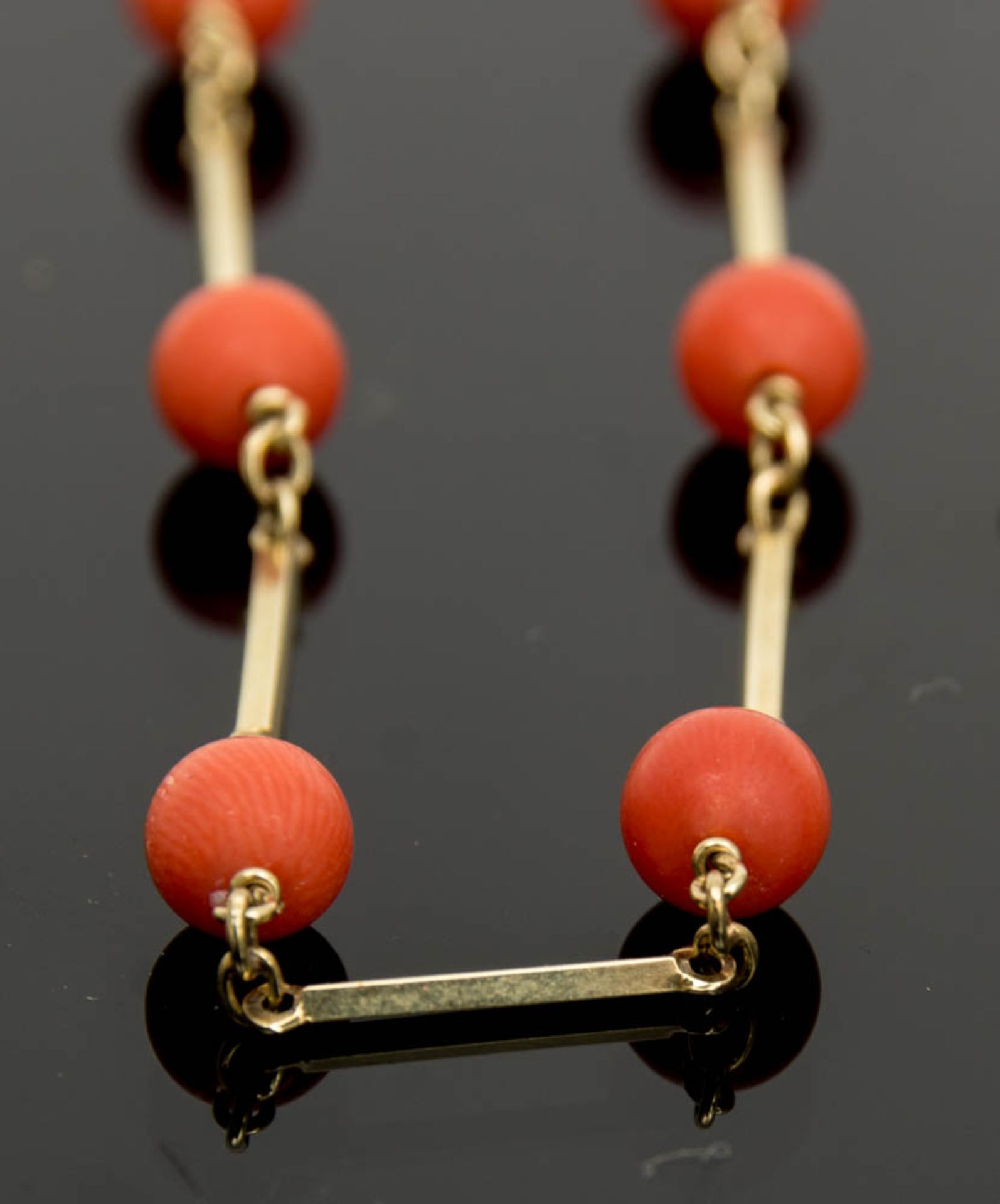 Zwei Halsketten und ein Anhänger, 585er Gelbgold.Halskette mit Korallenperlen, 585er - Image 3 of 6