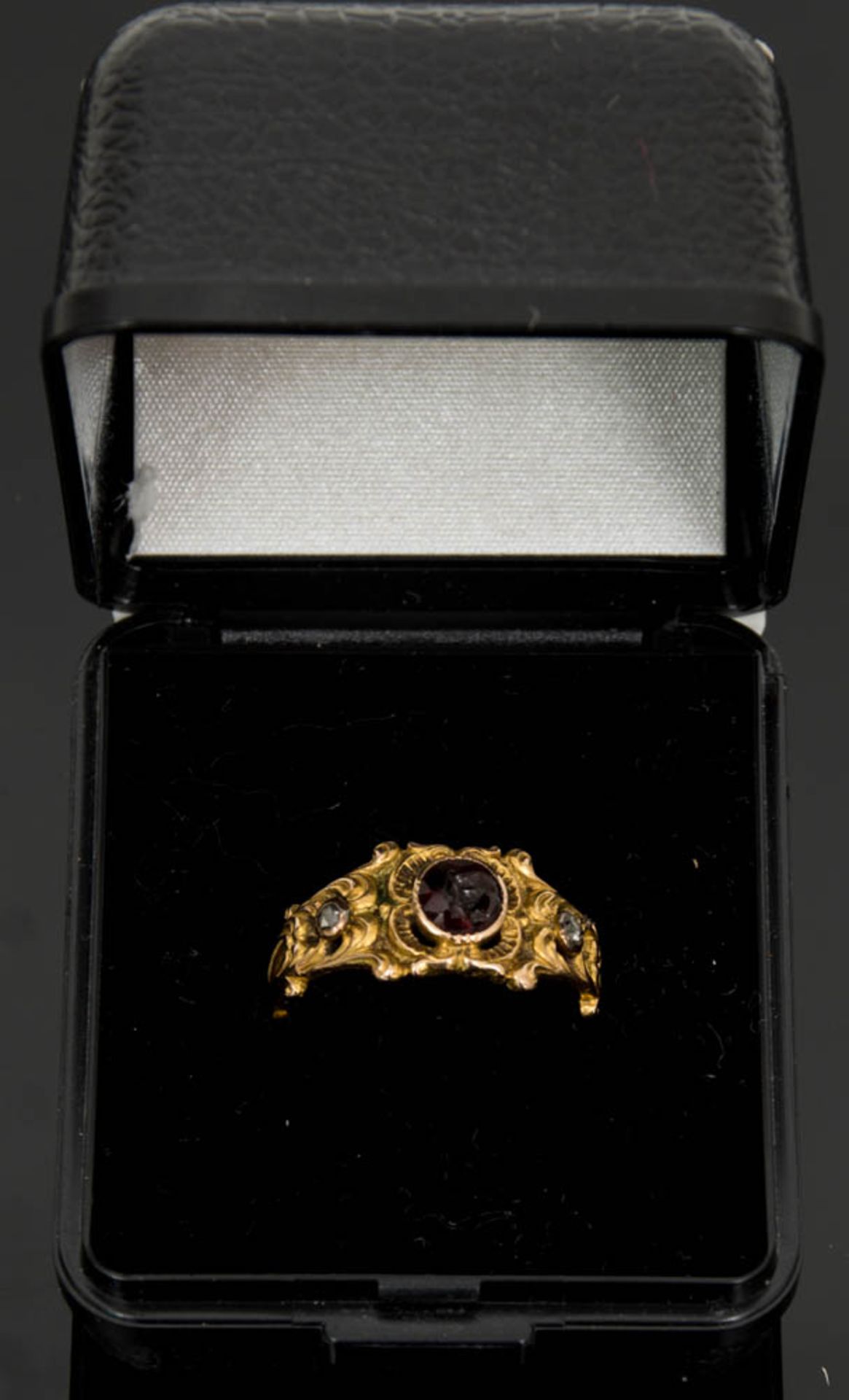 Antiker Ring mit Rhodolit und Brillantsplitter.Gesamtgewicht: 4,1g.750er Gelbgold. - Image 3 of 3