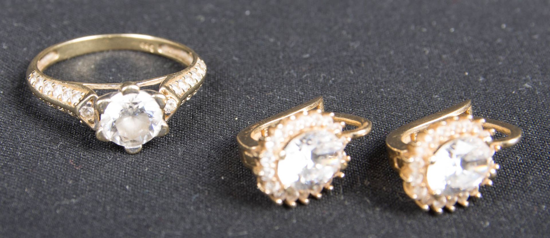 Zarter Ring und Ohrringe mit weißen Farbedelsteinen, 585er Gelbgold.
