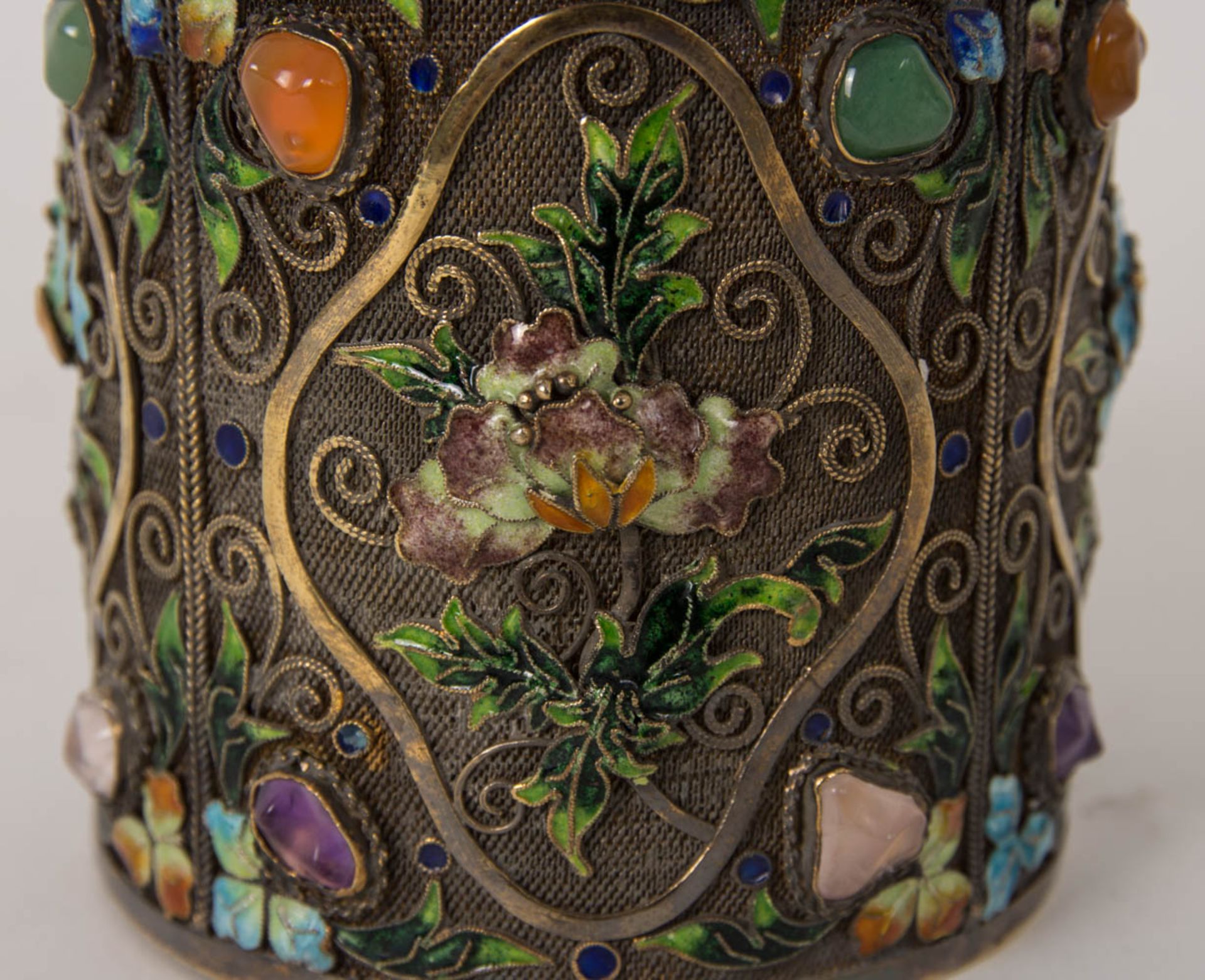 Feine Cloisonné-Emaille Deckeldose mit Halbedelsteinen, Silber vergoldet, China 19. /20. Jh. - Bild 6 aus 15