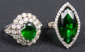 Zweierlei Ringe mit grünen und weißen Farbsteinen, 925er Silber.