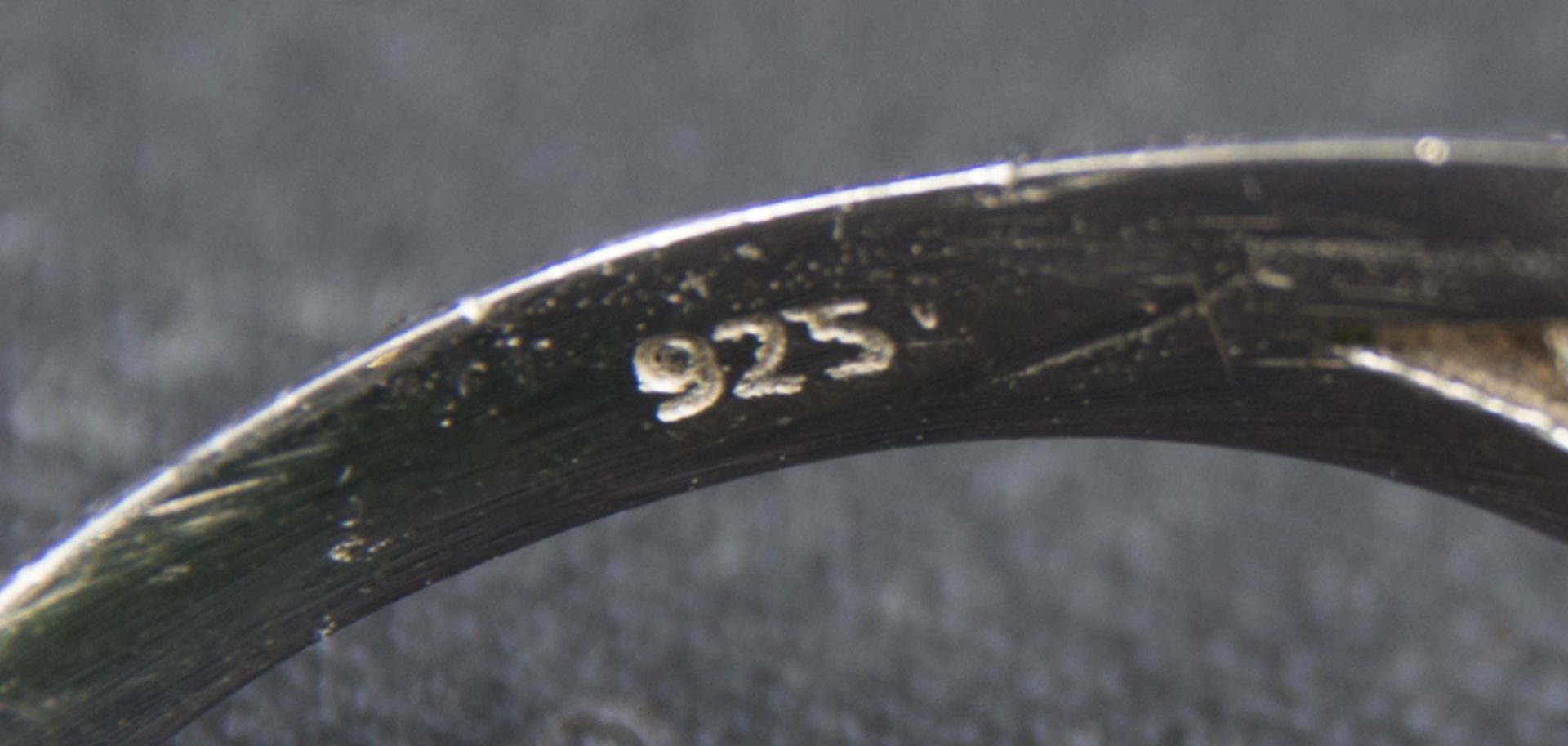 Zweierlei Ringe mit grünen und weißen Farbsteinen, 925er Silber. - Bild 5 aus 6