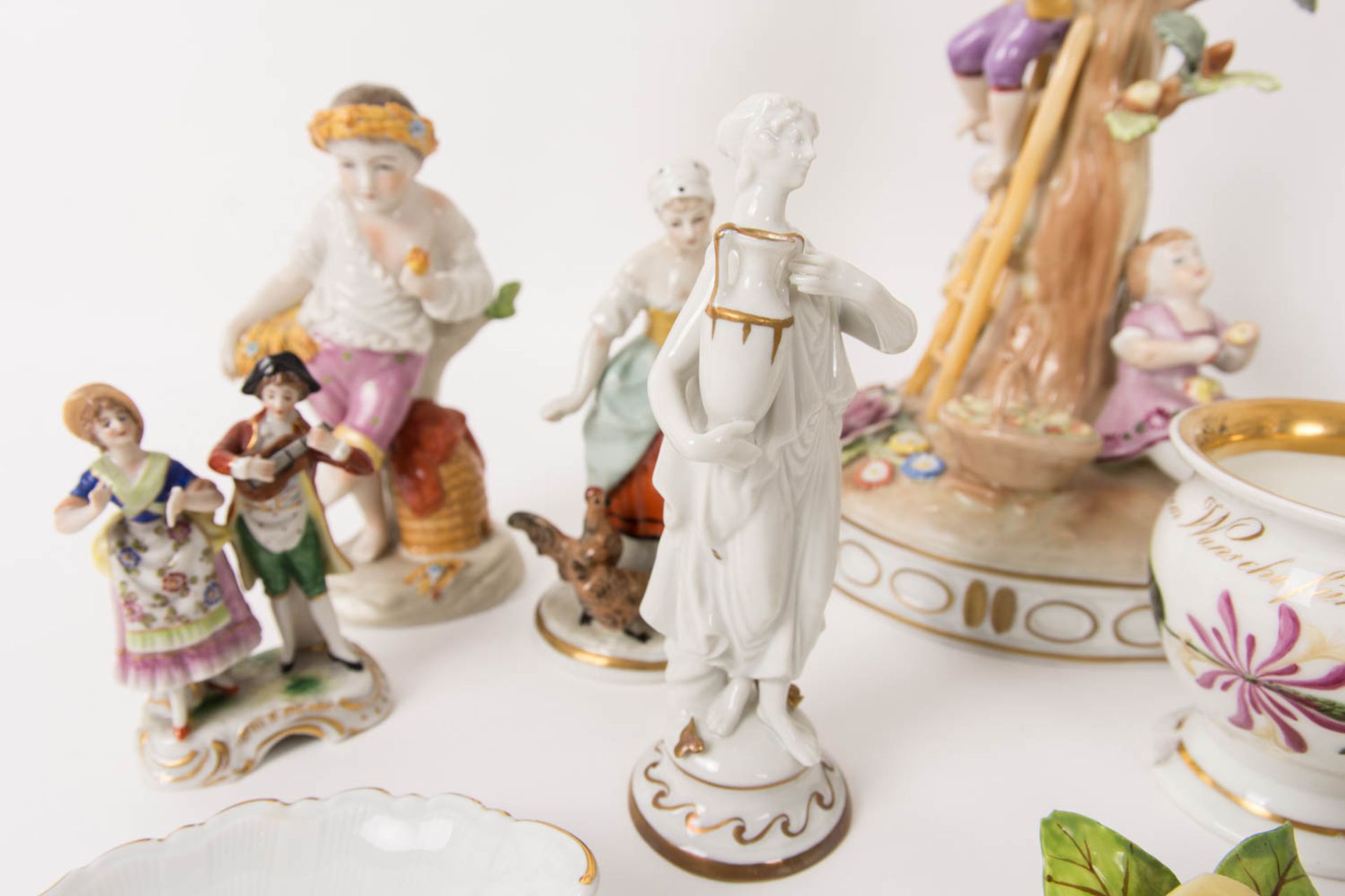 Konvolut von 14 Porzellan Figuren und Zierobjekten verschiedener Manufakturen. - Image 4 of 8