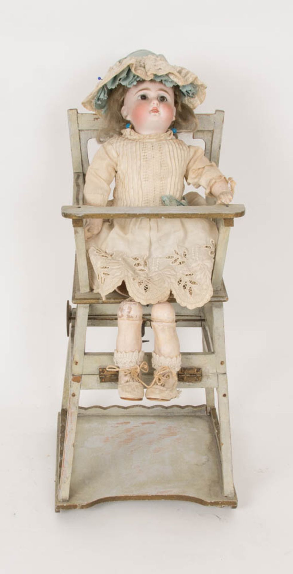 Antike Belton-Puppe im Stil von Etienne Denamur und Emile Jumeau im Miniatur-Hochstuhl, wohl Frankre
