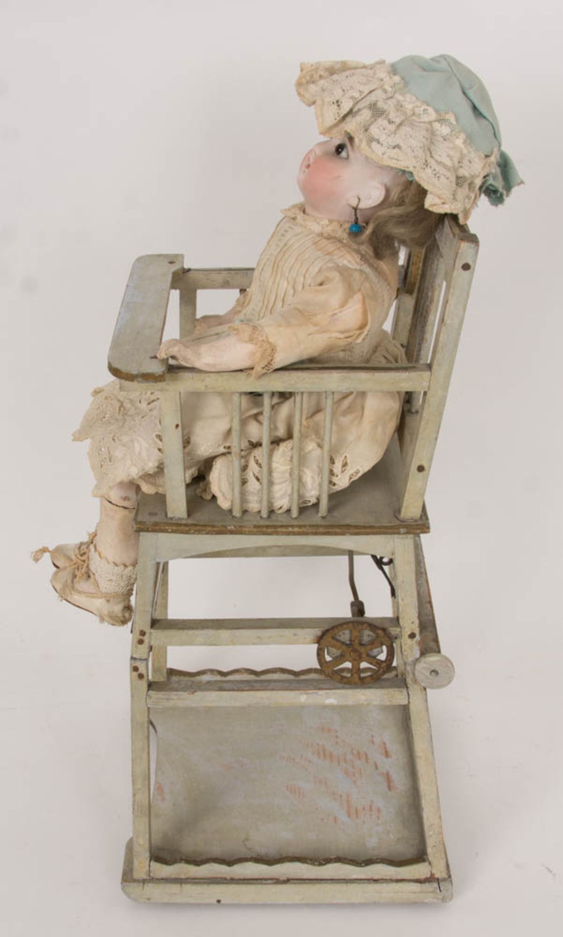 Antike Belton-Puppe im Stil von Etienne Denamur und Emile Jumeau im Miniatur-Hochstuhl, wohl Frankre - Image 8 of 11
