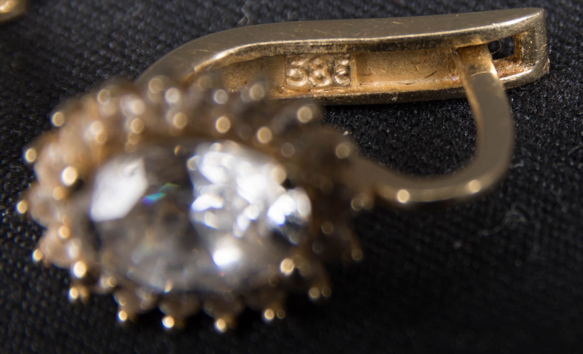 Zarter Ring und Ohrringe mit weißen Farbedelsteinen, 585er Gelbgold. - Bild 5 aus 6