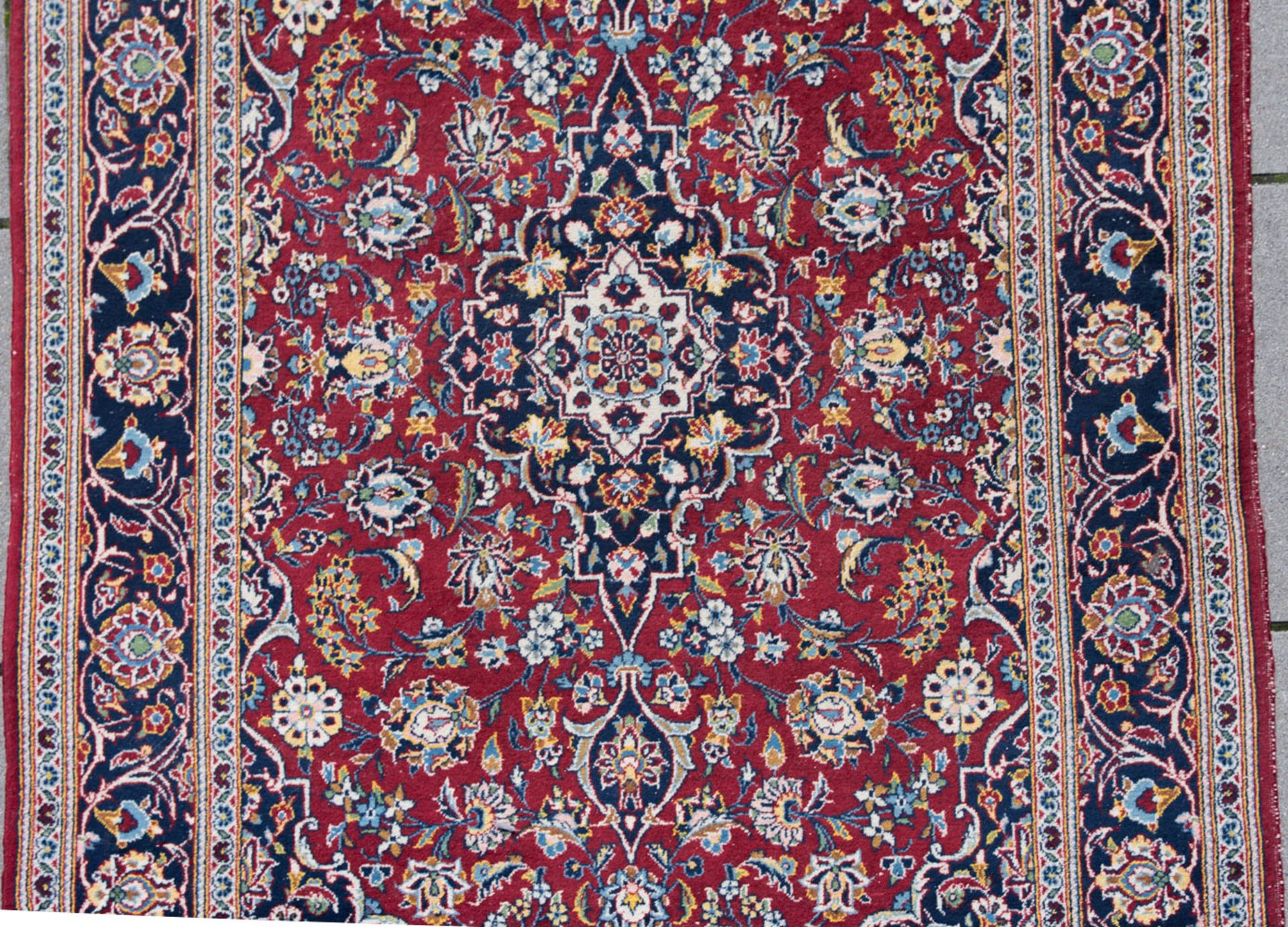 Floraler Teppich in rot und blau. - Bild 3 aus 6