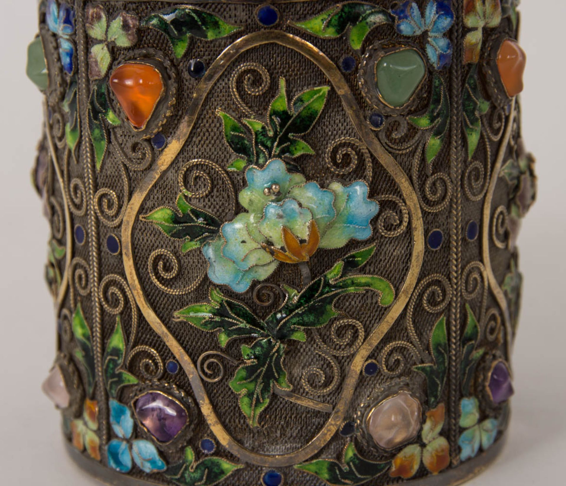 Feine Cloisonné-Emaille Deckeldose mit Halbedelsteinen, Silber vergoldet, China 19. /20. Jh. - Bild 5 aus 15