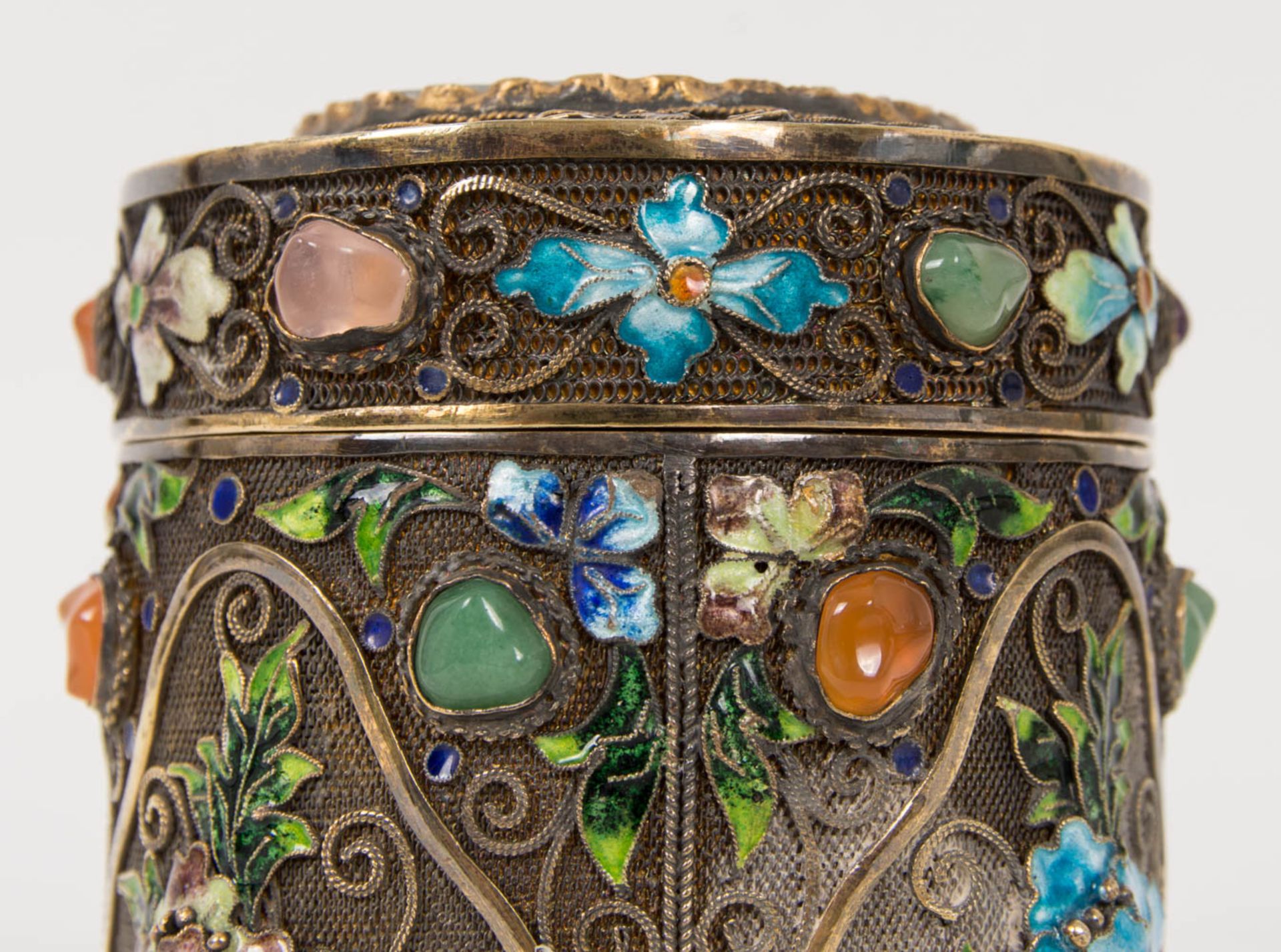 Feine Cloisonné-Emaille Deckeldose mit Halbedelsteinen, Silber vergoldet, China 19. /20. Jh. - Bild 10 aus 15