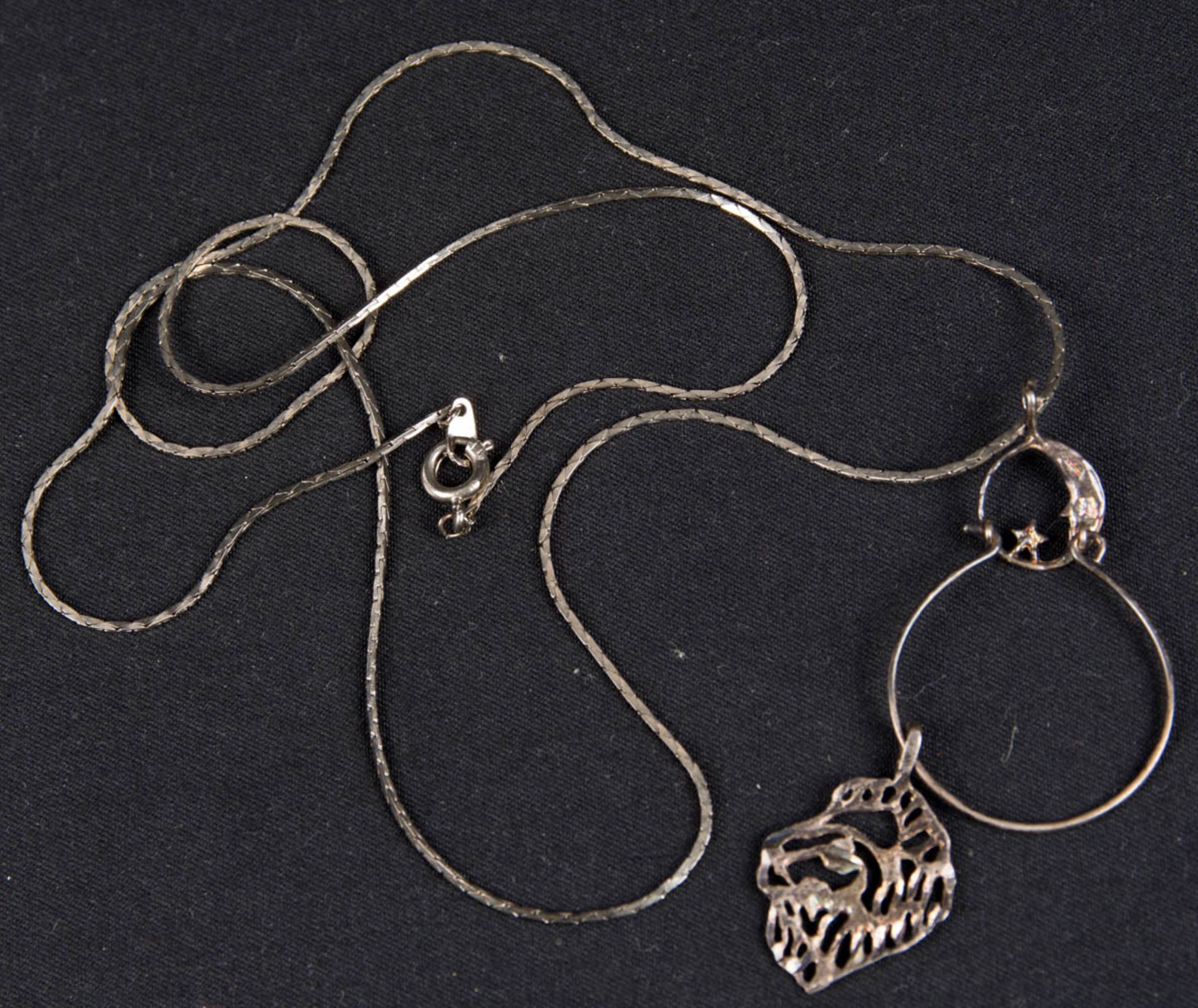 Silberkonvolut, Fünf Ketten und drei Ringe, ua. 835er Silber. - Bild 12 aus 12