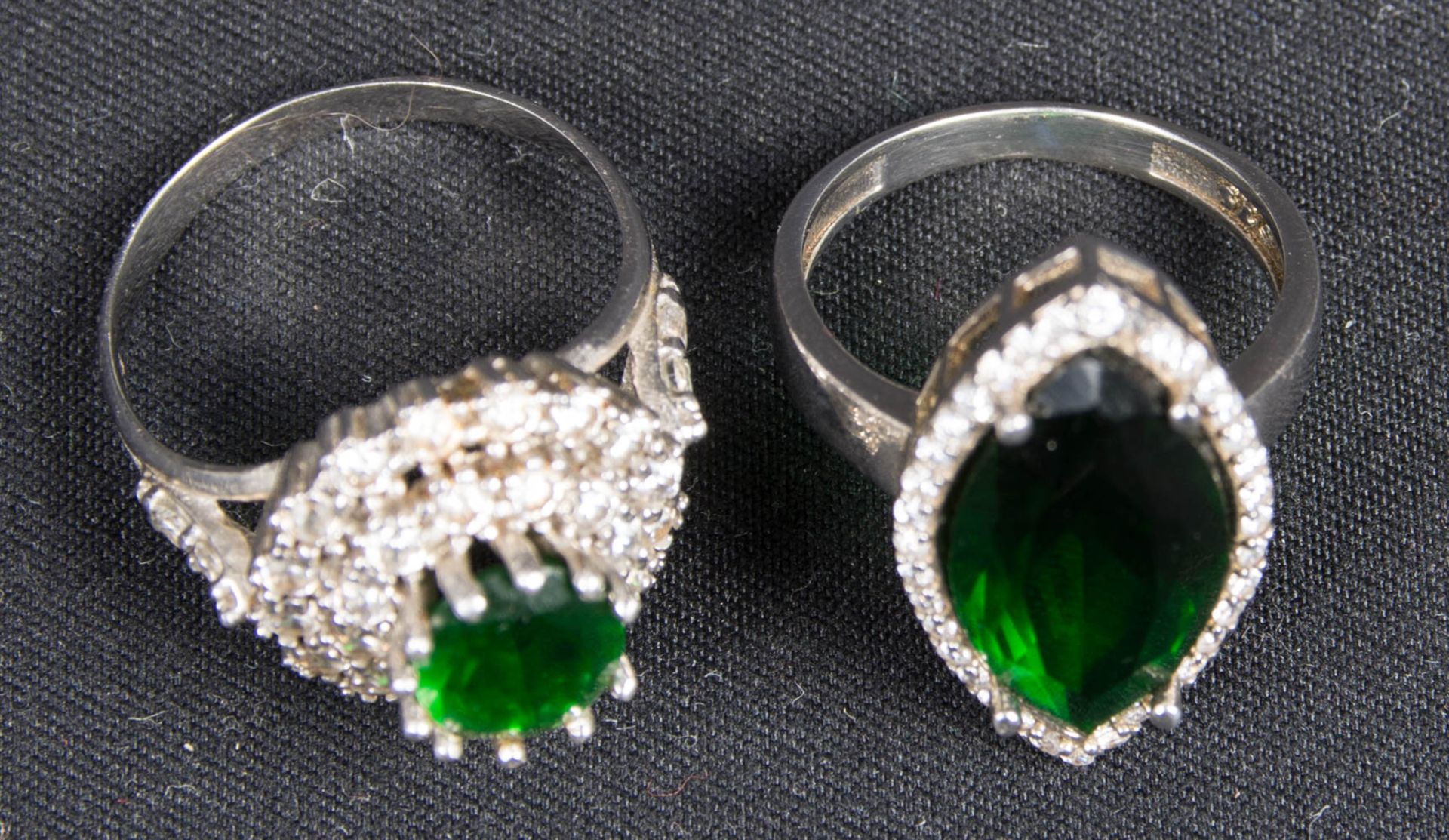 Zweierlei Ringe mit grünen und weißen Farbsteinen, 925er Silber. - Bild 4 aus 6