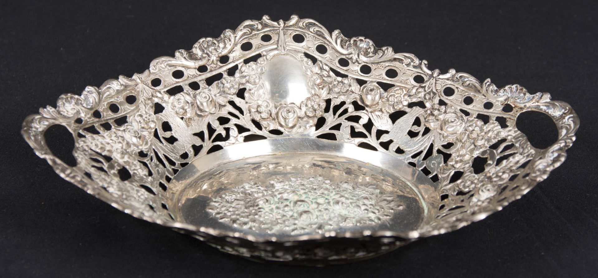 Schöne Durchbruchschale mit Rosendekor, 800er Silber, Deutschland, um 1900.